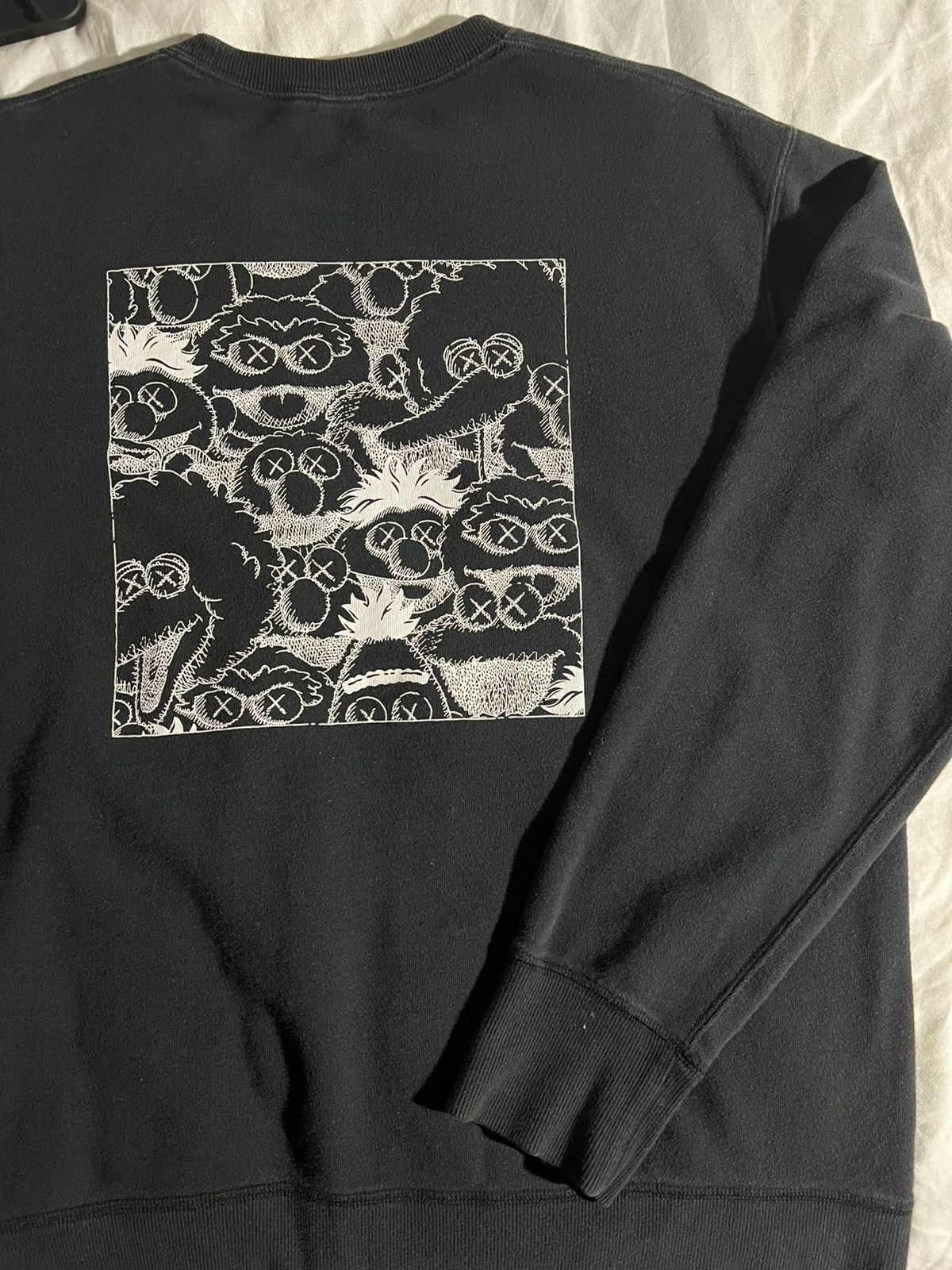 Kaws × Uniqlo KAWS X Uniqlo X Sesame Street Sweatshirt Size US L / EU 52-54 / 3 - 3 Thumbnail