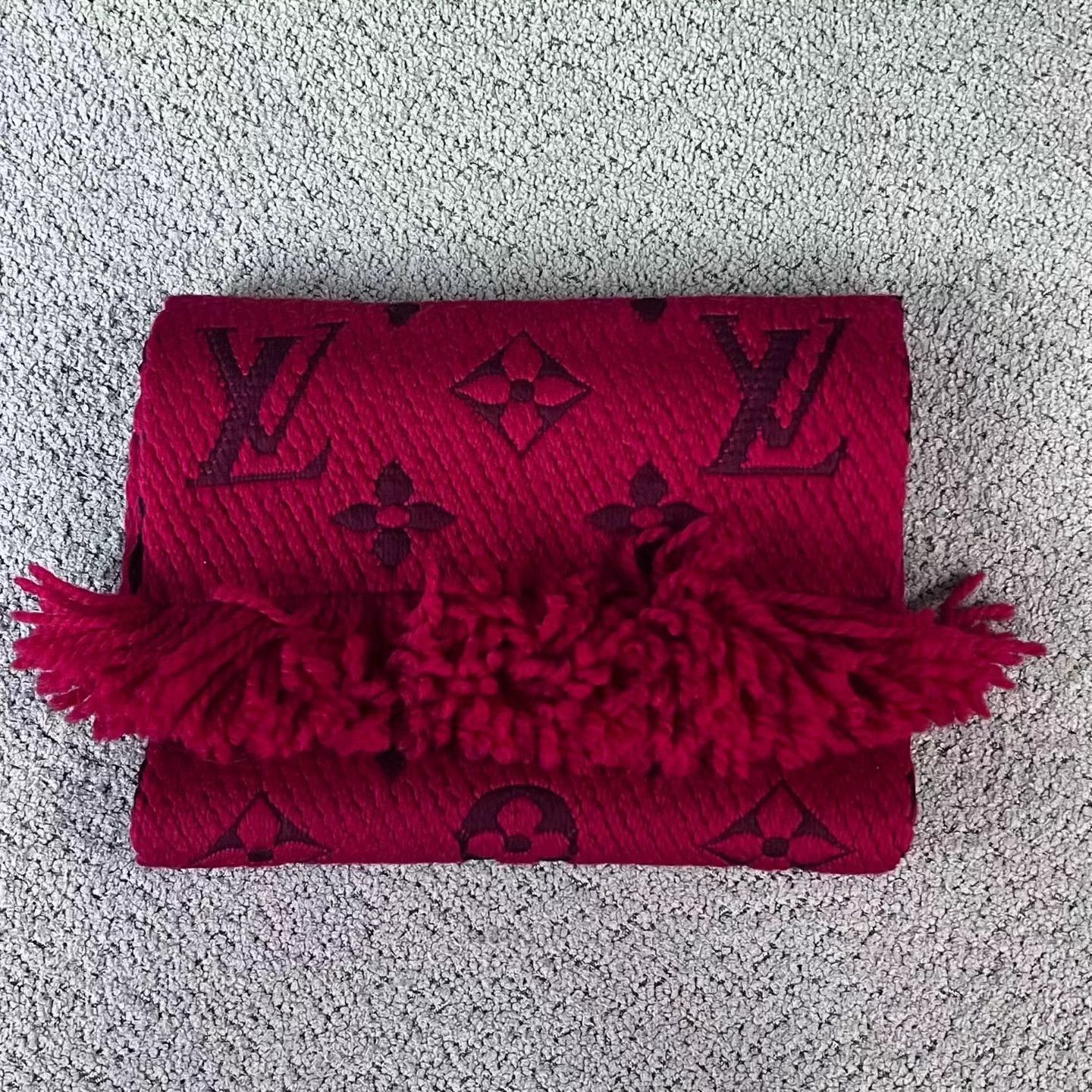 Louis Vuitton Louis Vuitton Red Wool Scarf Size ONE SIZE - 1 Thumbnail