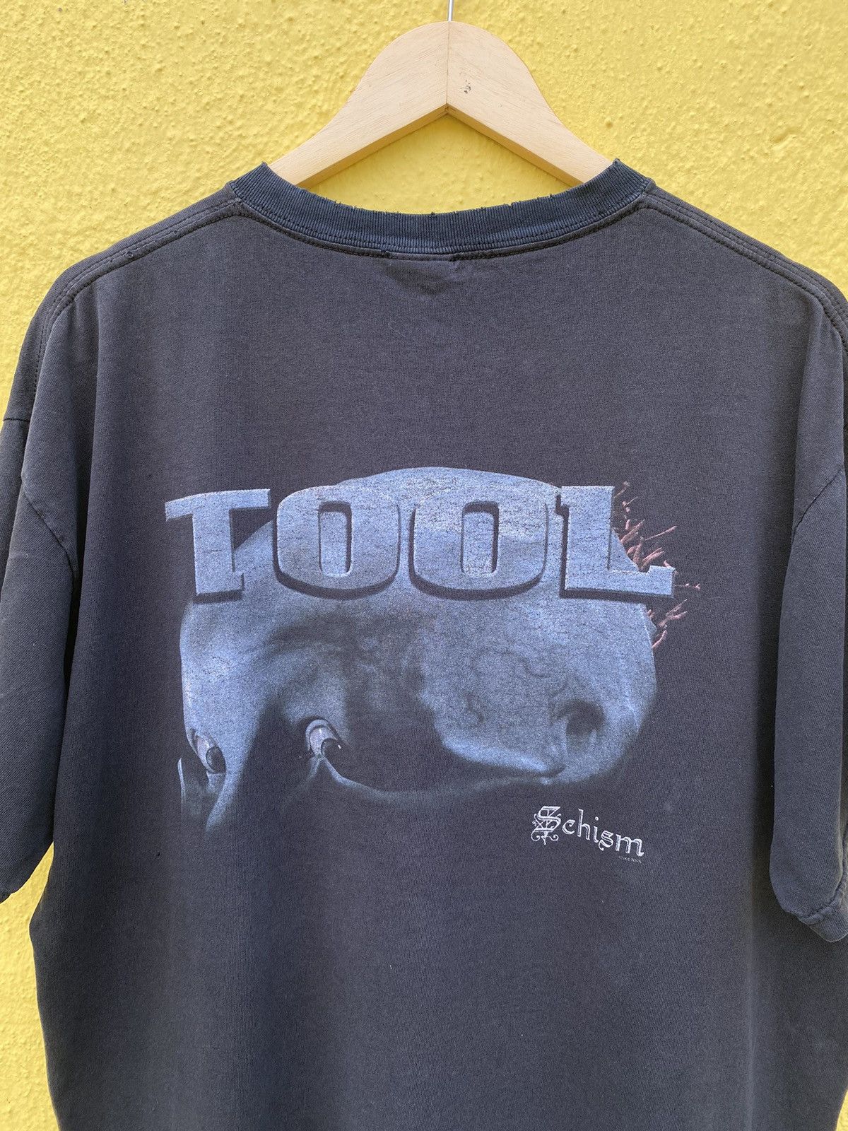 Band Tees Vintage tool schism band t shirt Size US XL / EU 56 / 4 - 14 Thumbnail