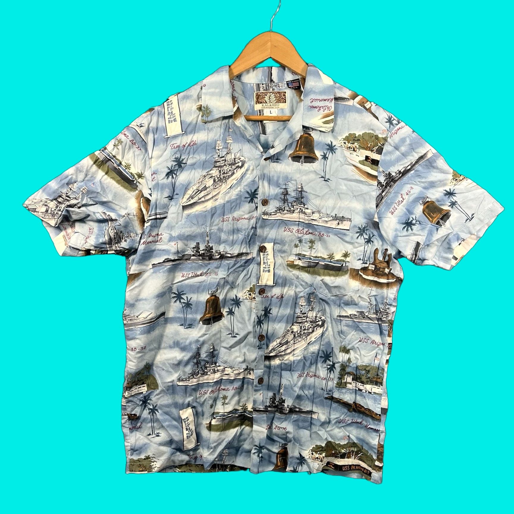 Vintage VINTAGE Kalaheo Hawaiian Shirt Mens L WW2 Pearl Harbor Memorial US Navy Battleships Graphic Print Blue Button-Up Short Sleeve Casual Shirt Size US L / EU 52-54 / 3 - 1 Thumbnail