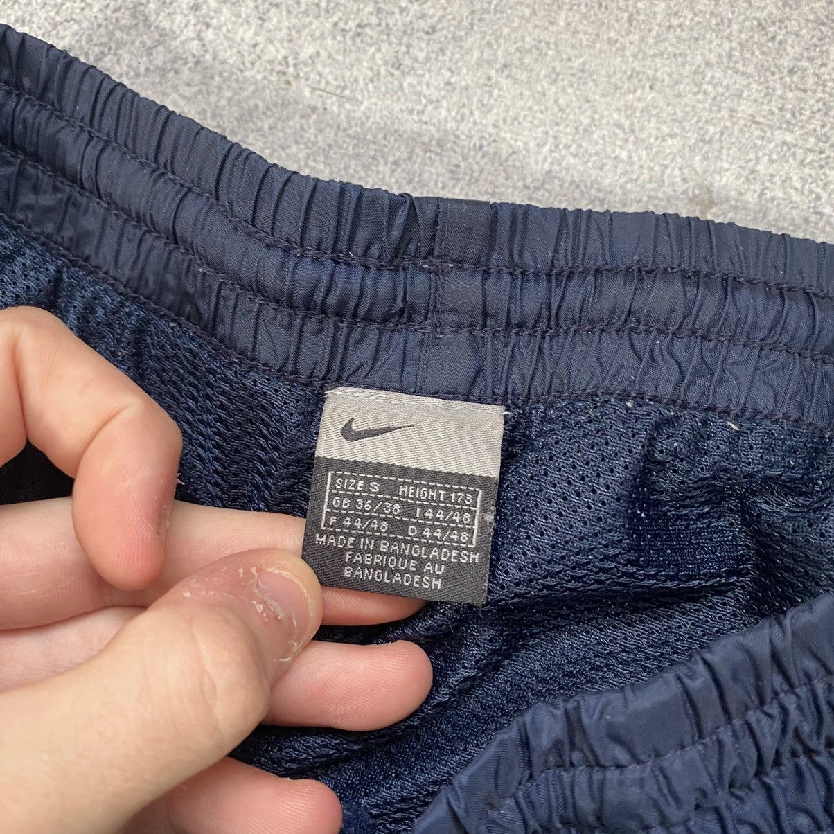 Nike Vintage Nike Track Pants Size S Navy Blue Windbreaker Y2K Size US 30 / EU 46 - 4 Thumbnail