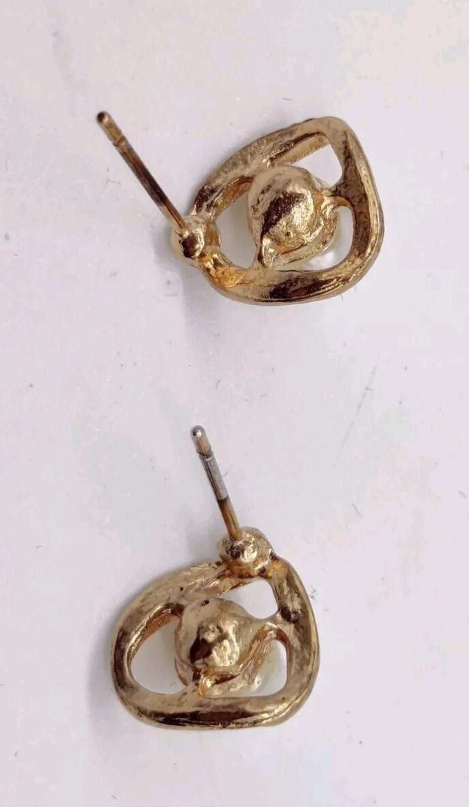 The Unbranded Brand Earrings Gold Triangle With Faux Pearl In Middle Pierced Stu Size ONE SIZE - 4 Thumbnail