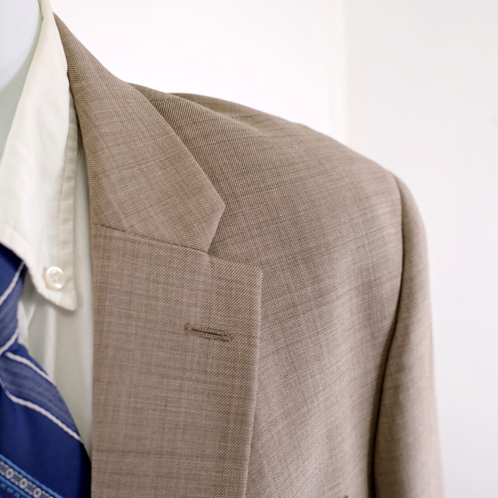 Tommy Hilfiger Tommy Hilfiger Brown Tan Sharkskin Wool 44R 2 Button Blazer Size 44R - 2 Thumbnail