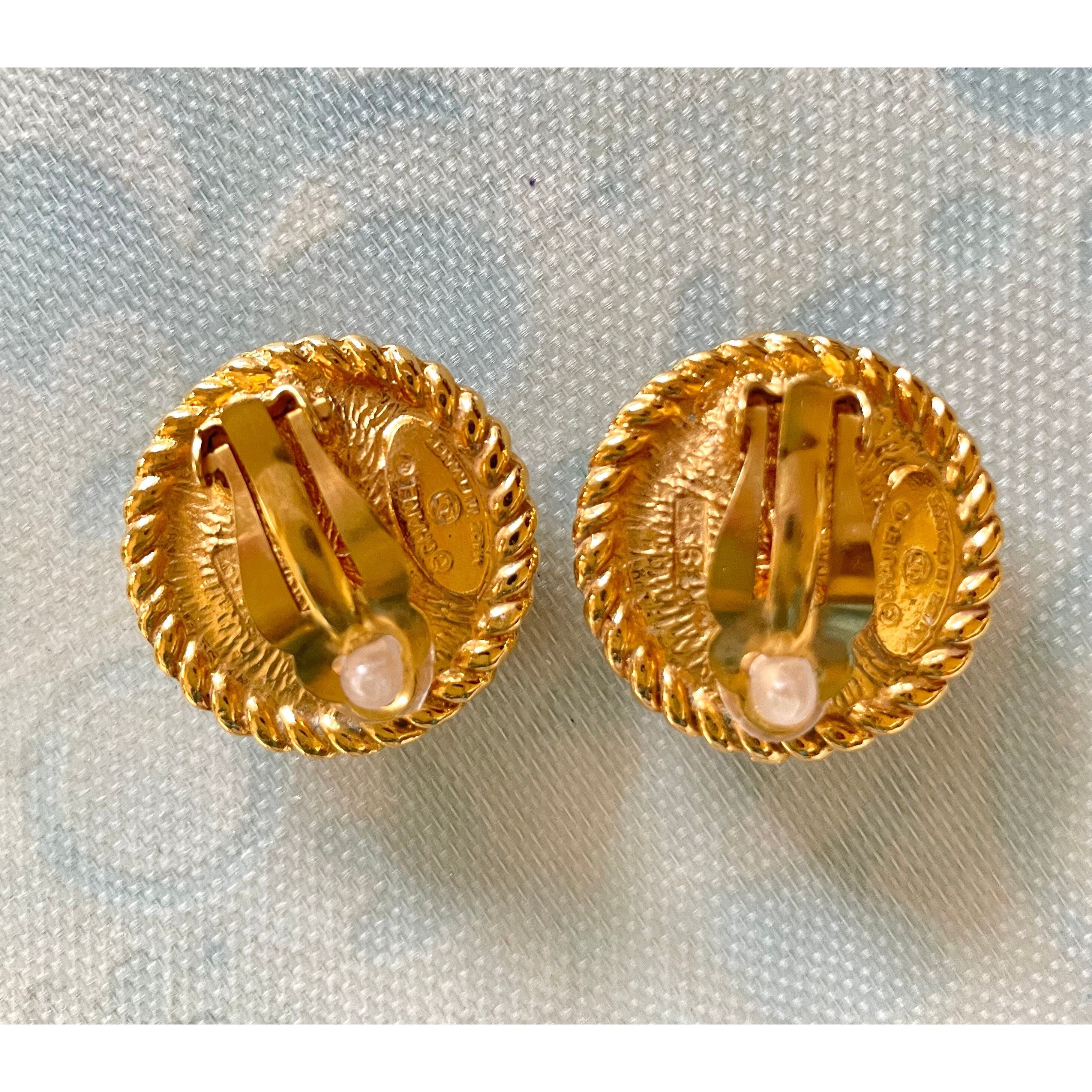 Chanel Vintage CHANEL golden earrings with pearl and CC motif. Size ONE SIZE - 9 Thumbnail