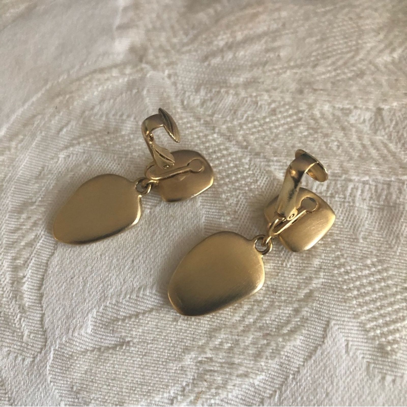 Vintage Vintage matte gold dangle clip on earrings Size ONE SIZE - 6 Thumbnail