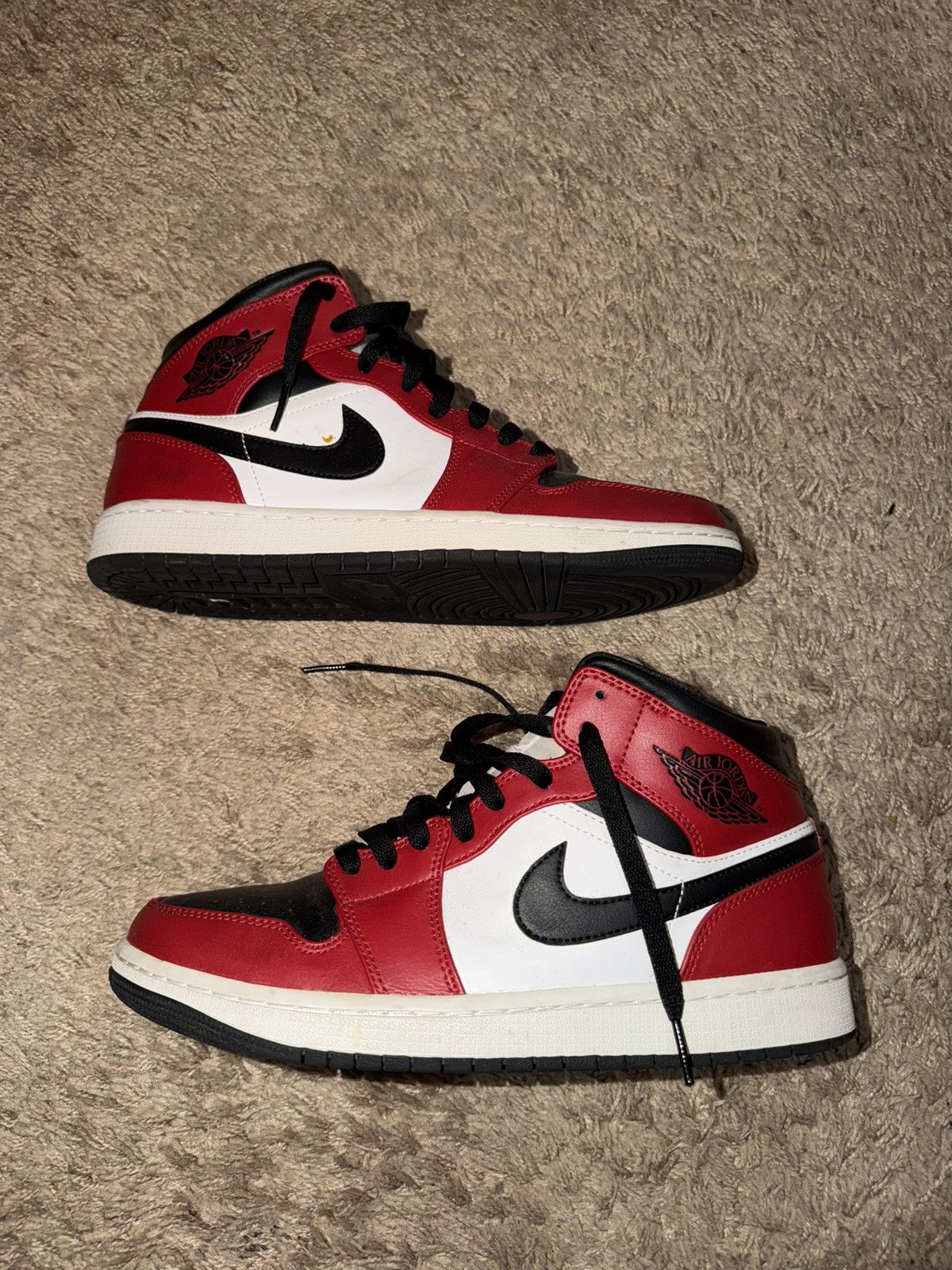 Jordan Brand Air Jordan 1 Mid ‘Chicago Black Toe’ Size US 9 / EU 42 - 3 Thumbnail