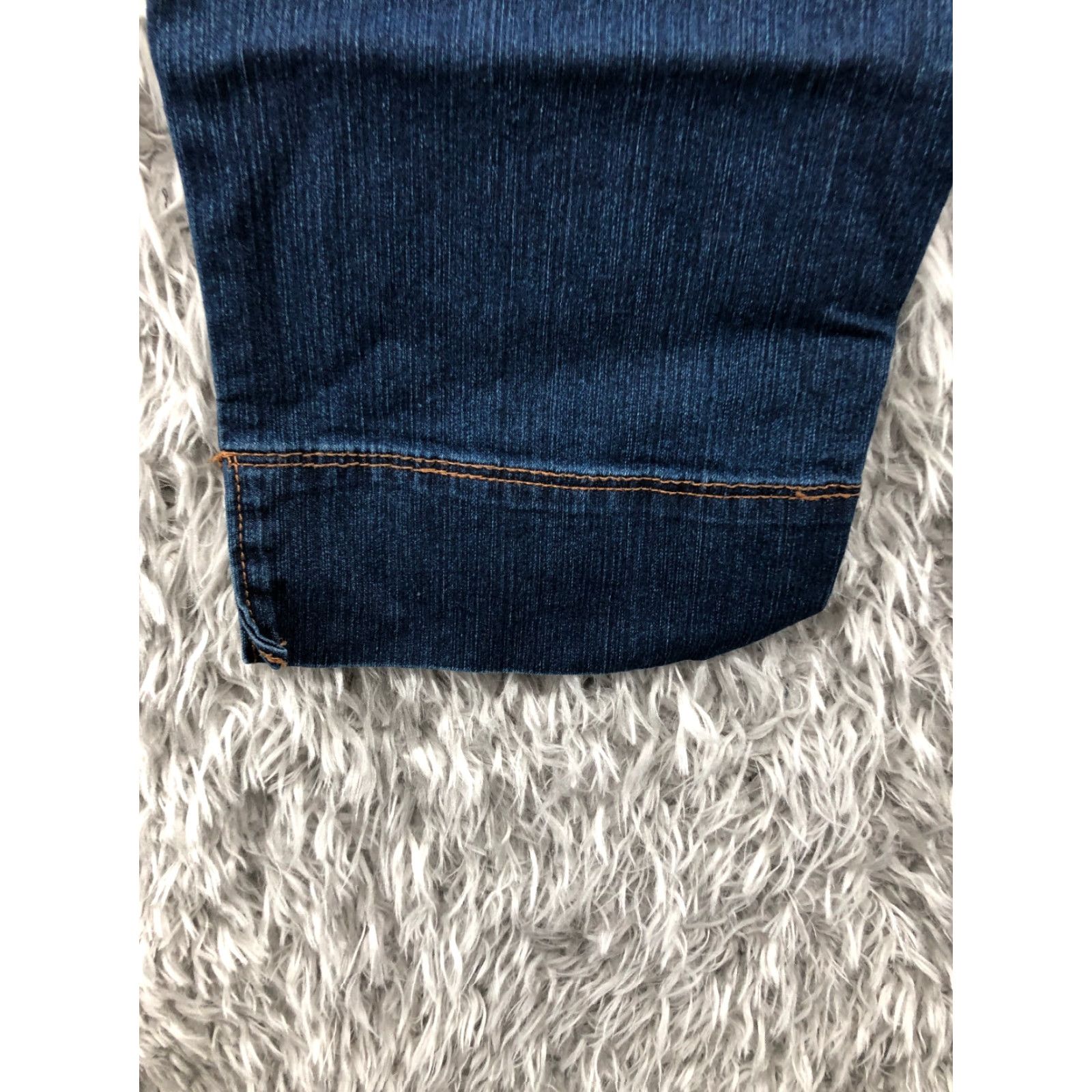 Gloria Vanderbilt Gloria Vanderbilt Capri Jeans Size 6 Womens Mid Rise Dark Wash Blue Denim Jeans Capris Female Regular 5-Pocket Logo Zipper Button Belt Loops Inseam 20 Size 28" / US 6 / IT 42 - 7 Thumbnail