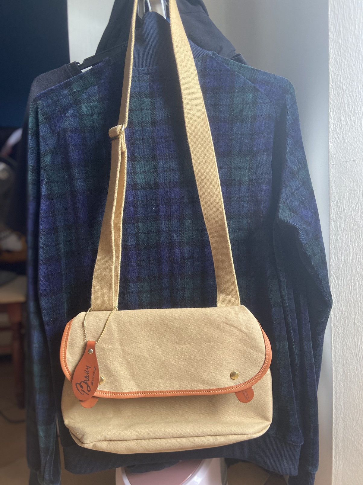 Avon Shoulder Bag in Canvas ( Brady )