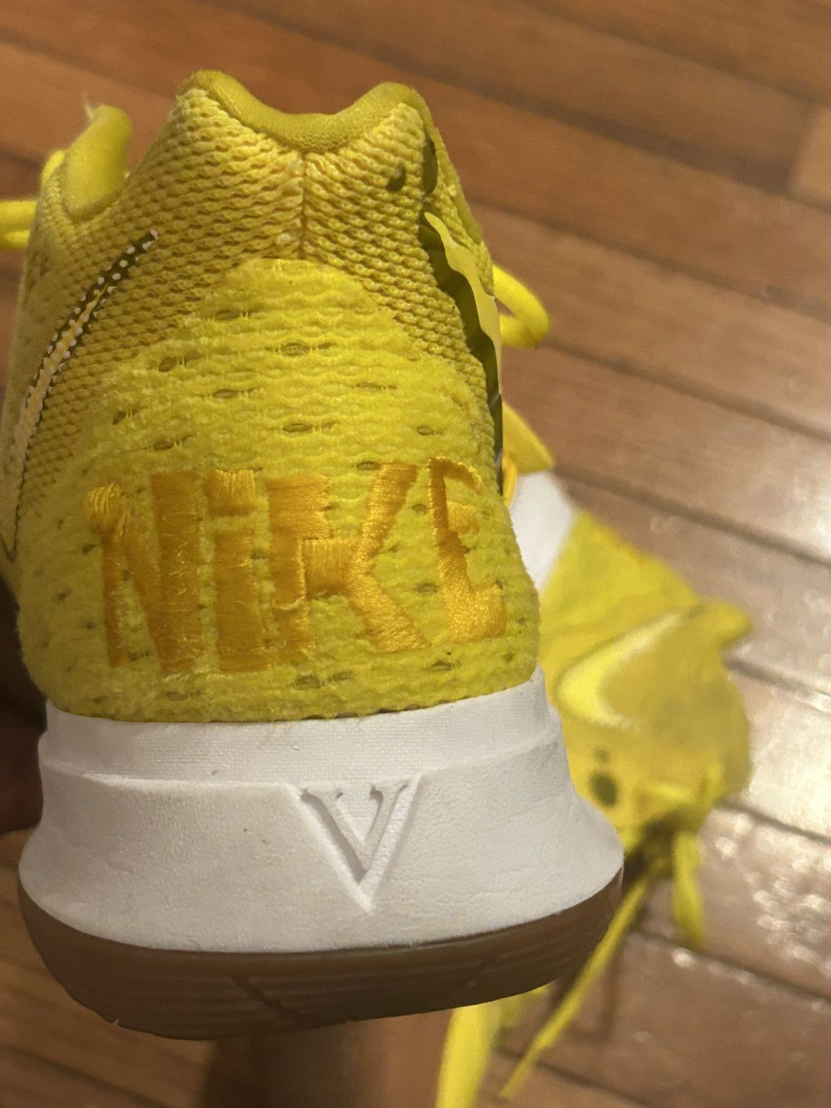 Nike Nike SpongeBob SquarePants x Kyrie 5 Size US 7.5 / EU 40-41 - 16 Thumbnail