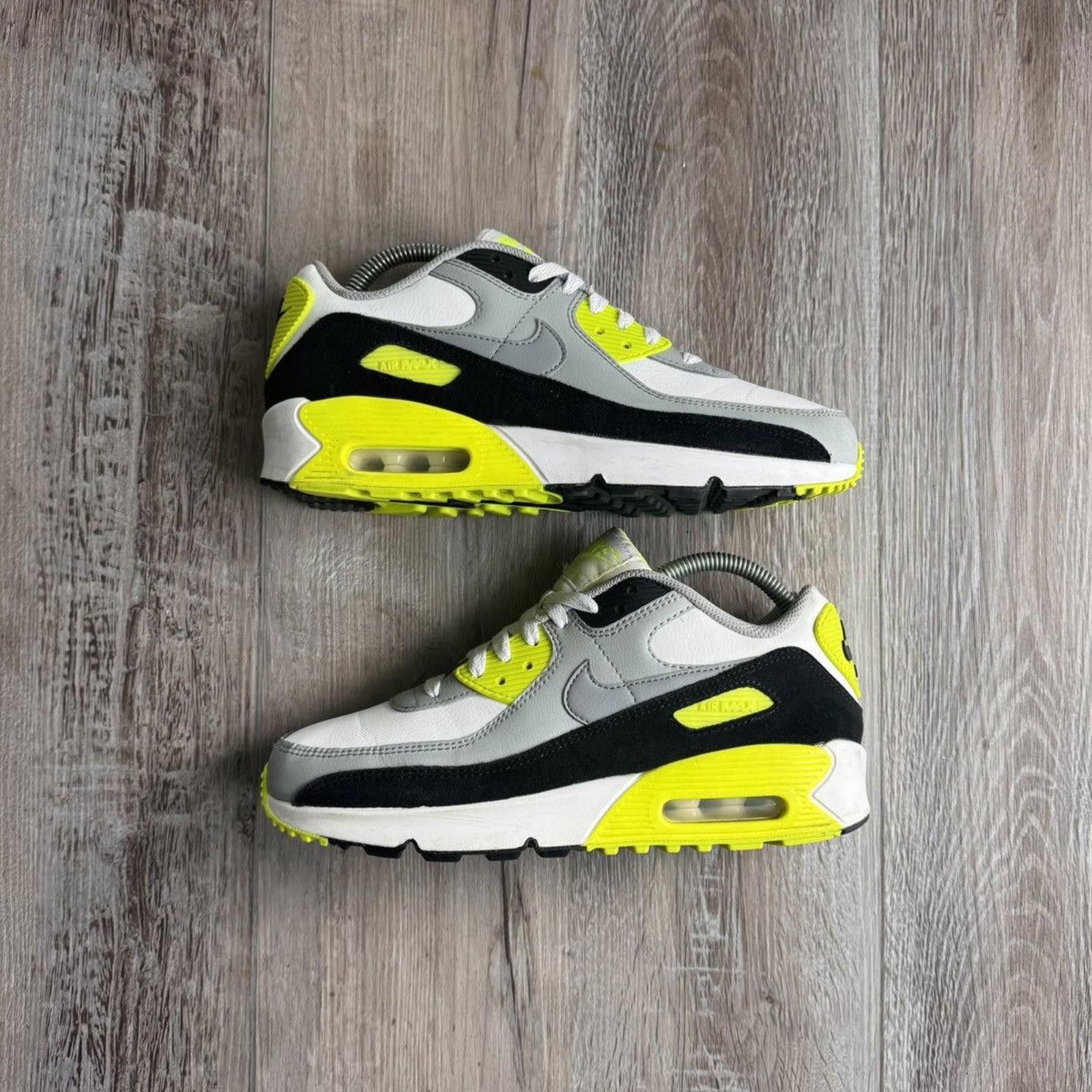 Nike NIKE • Air Max '90 GS "Volt" (6.5M) Size US 6.5 / EU 39-40 - 2 Thumbnail