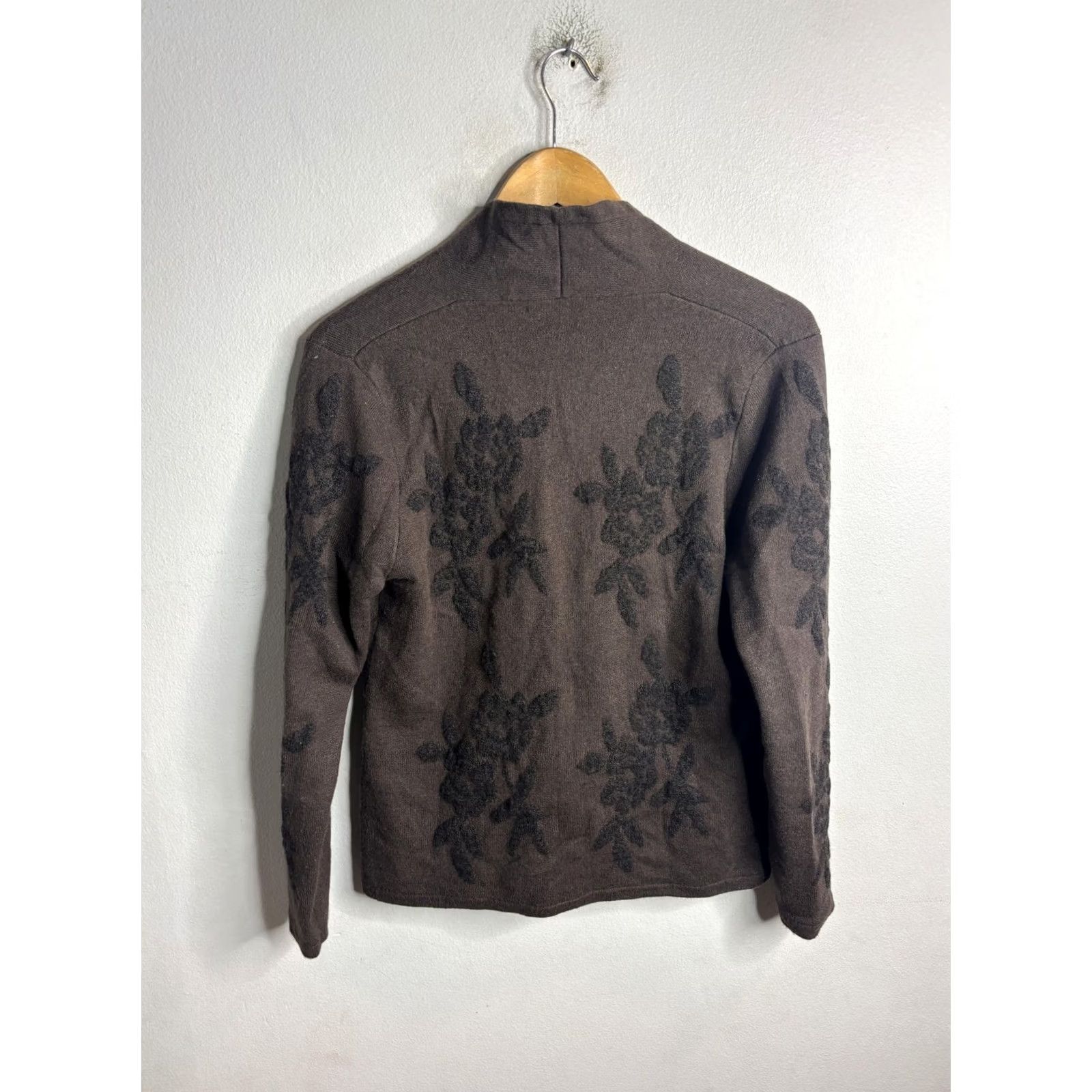 Vintage VINTAGE? No. Terryl for Thalian Cardigan Womens M Brown 100% Cashmere Floral Knit V-Neck Long Sleeve Pockets Button Winter Casual Womens Size M / US 6-8 / IT 42-44 - 4 Thumbnail