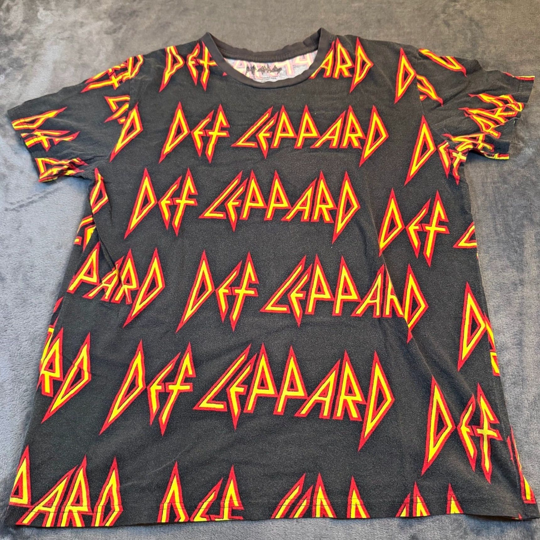 Gloverall Def Leppard All Over Print T-Shirt Mens Large Black Graphic Rock Band Tee Size US L / EU 52-54 / 3 - 2 Thumbnail