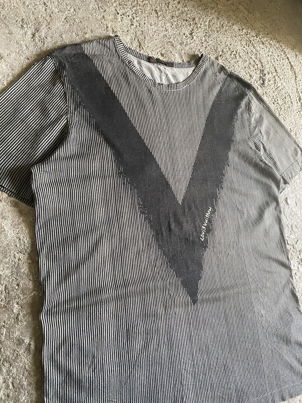 Louis Vuitton LV x Kim Jones FW’12 V-Logo Stripe Tee Size US XL / EU 56 / 4 - 2 Thumbnail