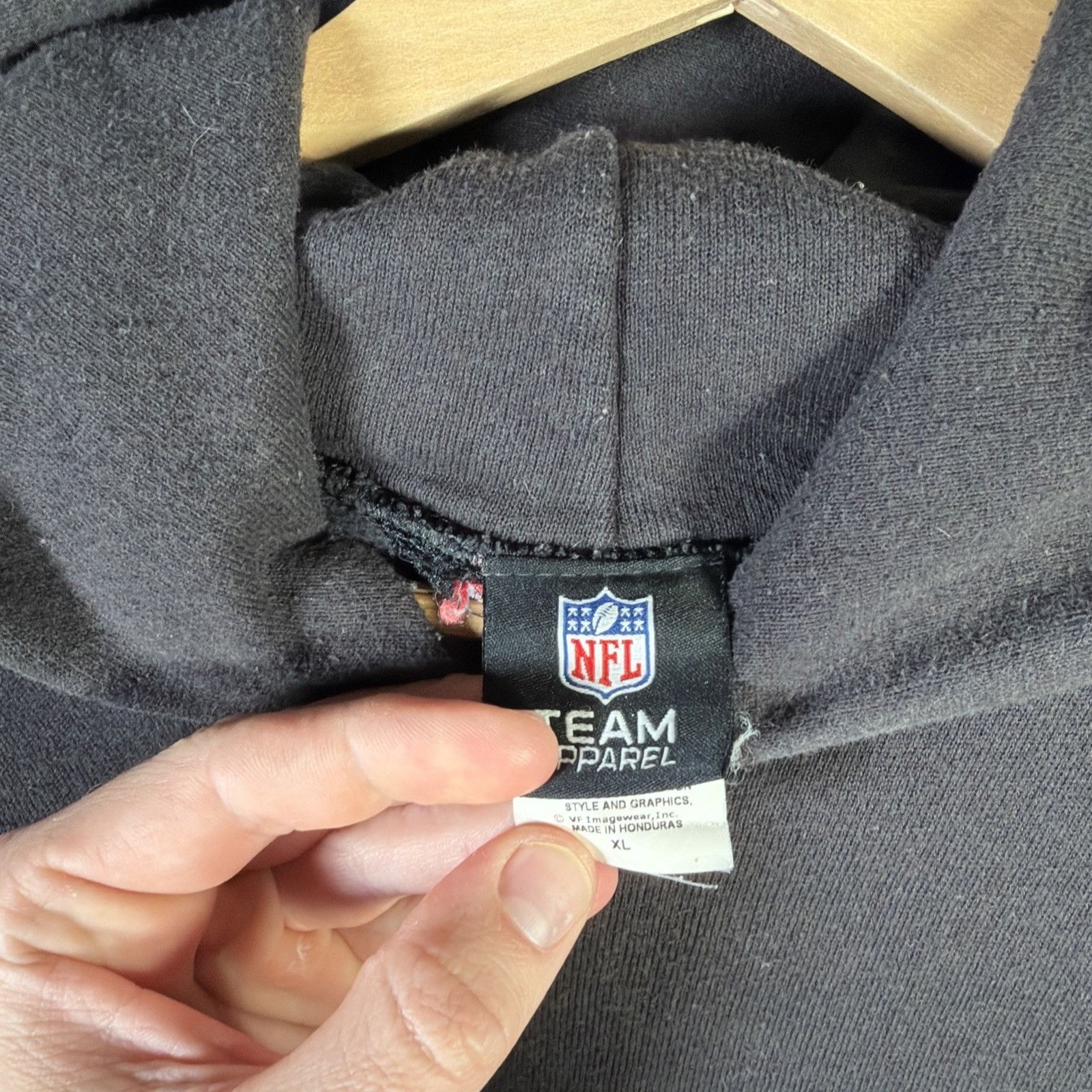 NFL Vintage Tampa Bay Buccaneers Hoodie Mens XL Black 90s Faded Size US XL / EU 56 / 4 - 5 Thumbnail