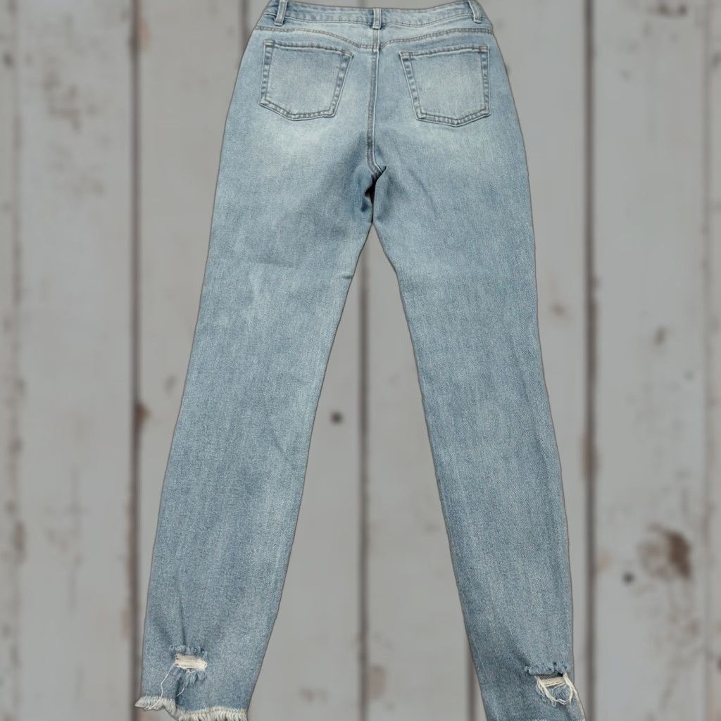 Vintage Tinseltown Jeans Women’s Size 7 Blue Hi-Rise The Mom Med Wash Denim Distressed Raw Hem Regular Fit Womens Size 28" / US 6 / IT 42 - 1 Thumbnail