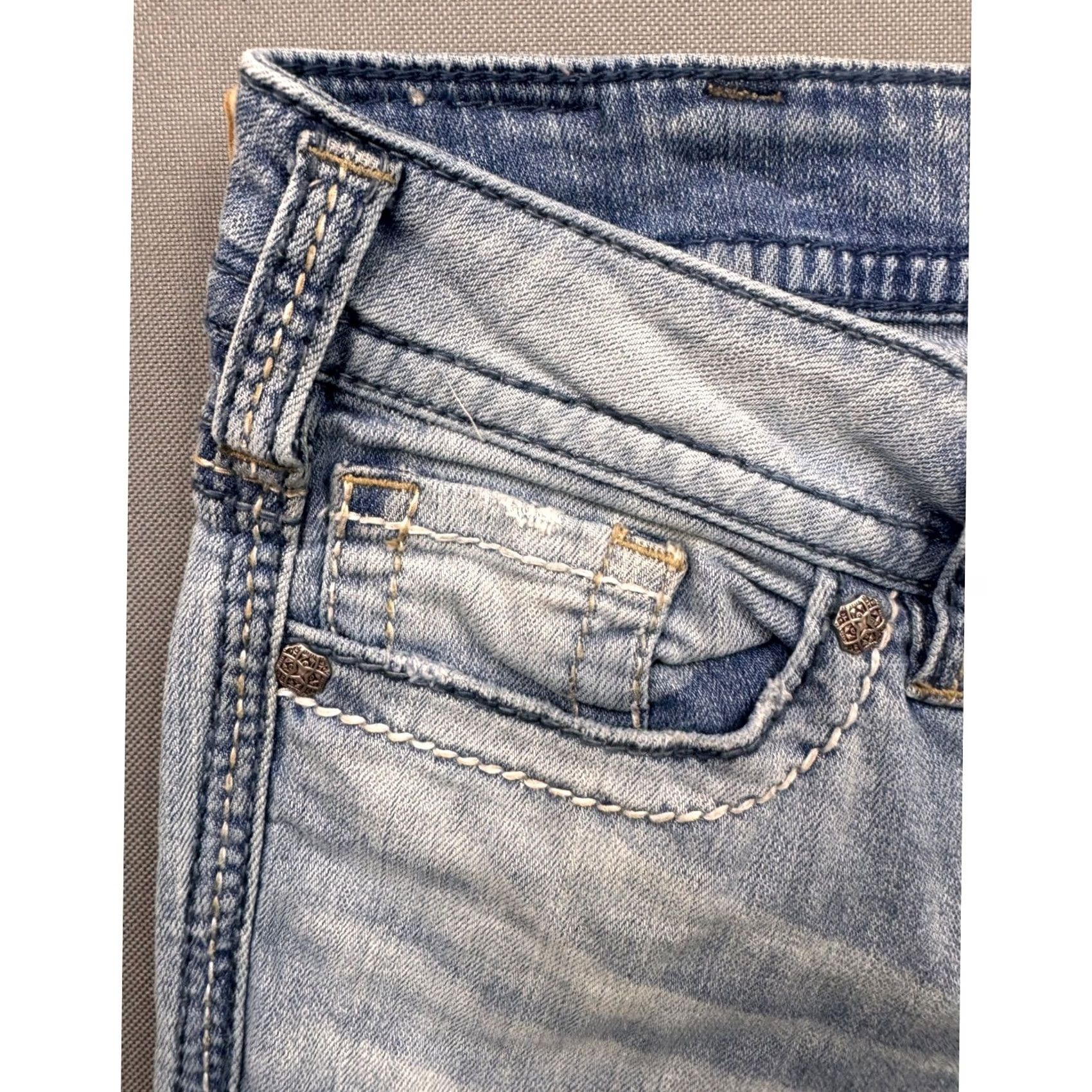 Silver Jeans Co. Silver Jeans Co Suki Capri Jeans Women Light Wash Blue Embroidered Denim W30 Capris 5-Pocket Rise Mid 8.5-10.5 Inseam 23 in Adults Womens Size 30" / US 8 / IT 44 - 7 Thumbnail