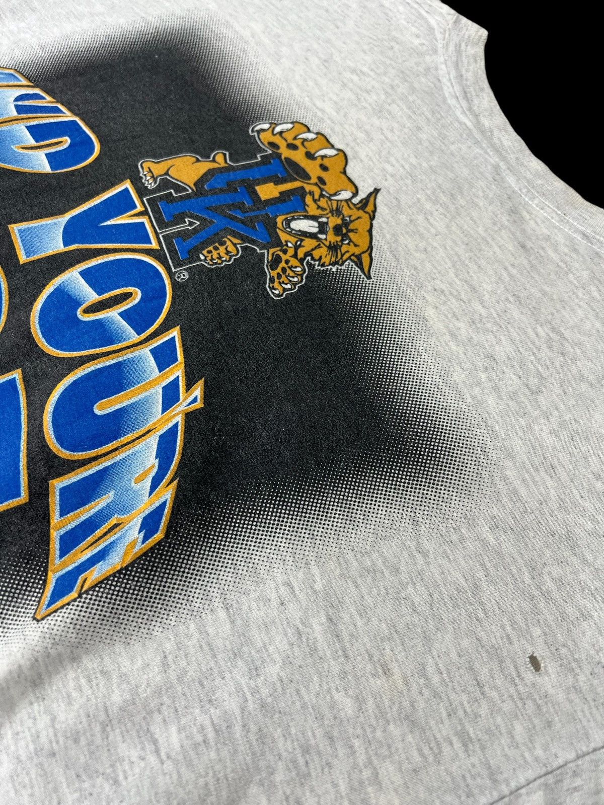 NBA 90s Distressed Vintage Kentucky Wildcats Basketball tee Size US XL / EU 56 / 4 - 9 Thumbnail