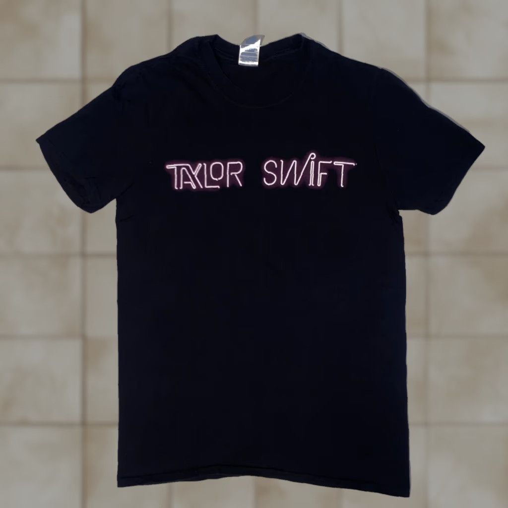 Vintage Taylor Swift The 1989 World Tour Black T-Shirt Concert Merch Adult Women’s Small Size S / US 4 / IT 40 - 1 Thumbnail