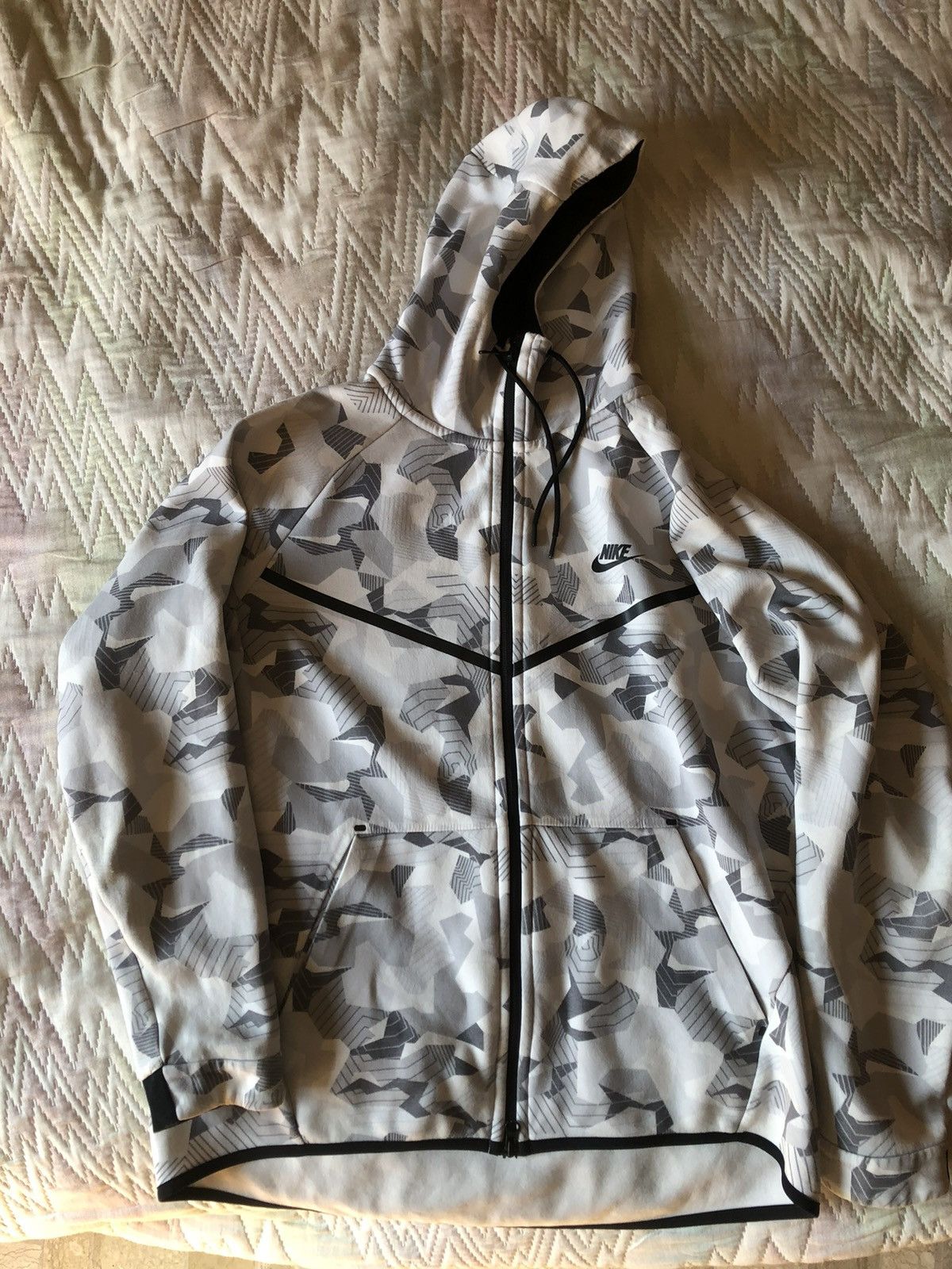 Nike Nike tech fleece winter camo Size US L / EU 52-54 / 3 - 1 Thumbnail