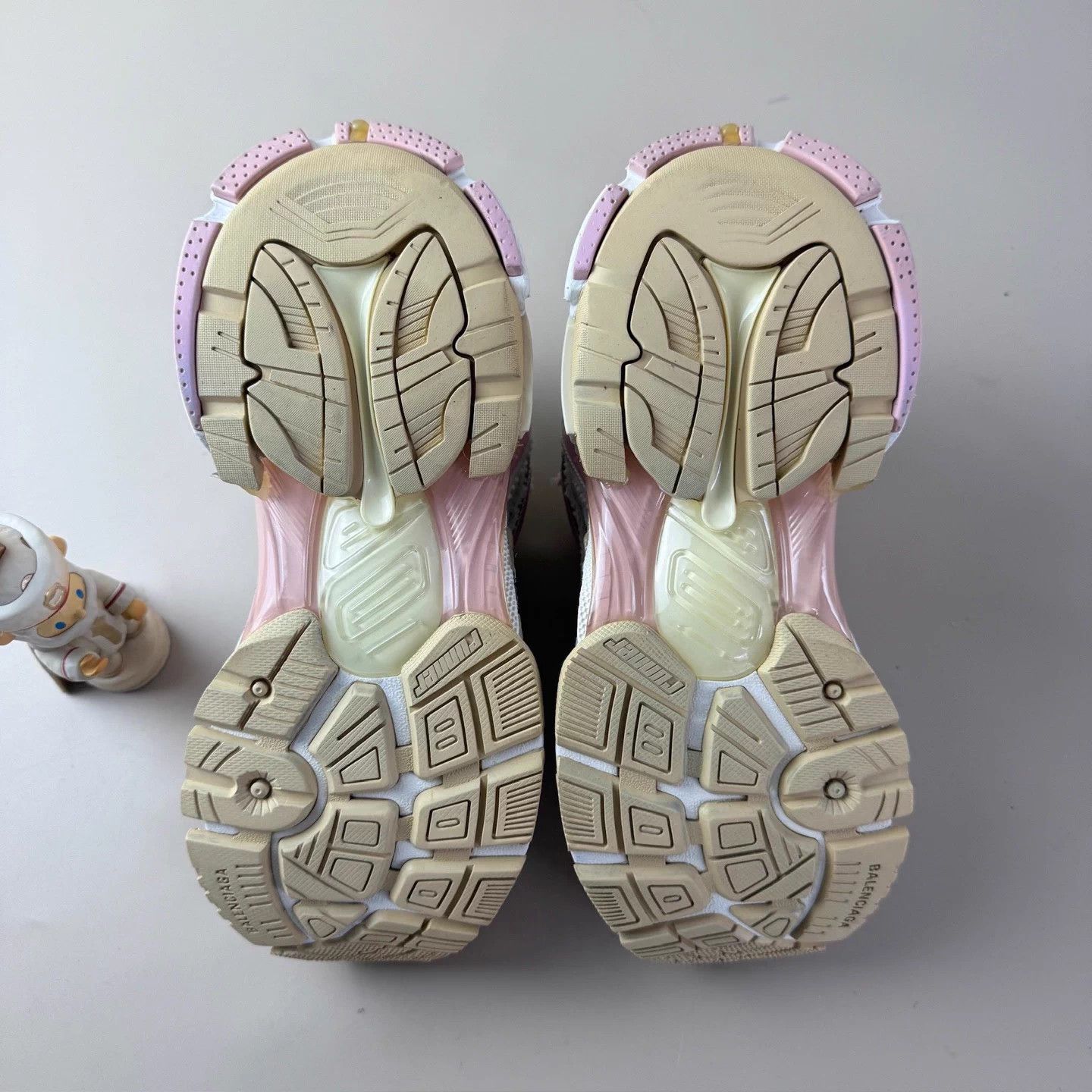 Balenciaga Balenciaga White Pink Runner Sneakers 35 99% New Size US 4 / IT 34 - 6 Thumbnail