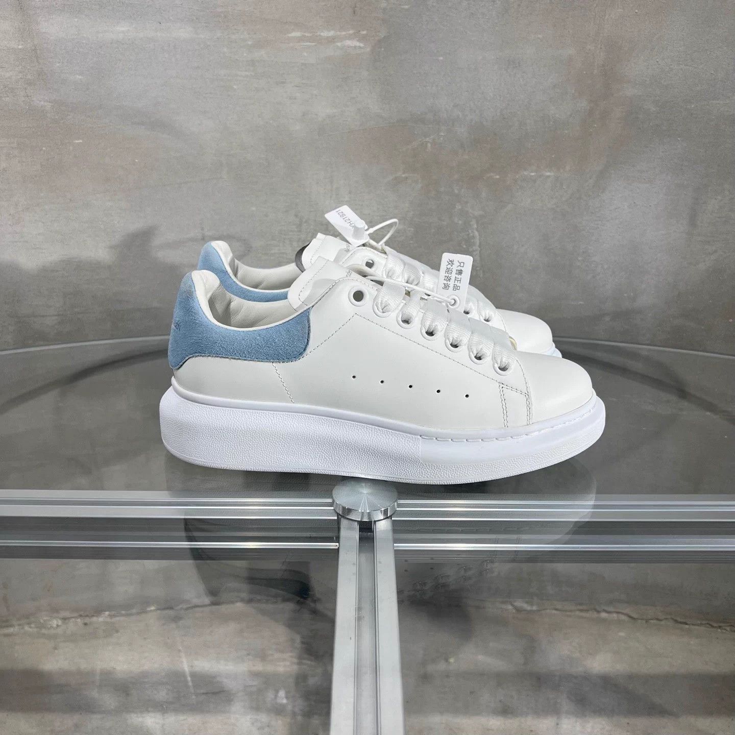 Alexander McQueen Alexander McQueen blue tab white sneakers EU 38.5 Size US 7.5 / IT 37.5 - 4 Thumbnail