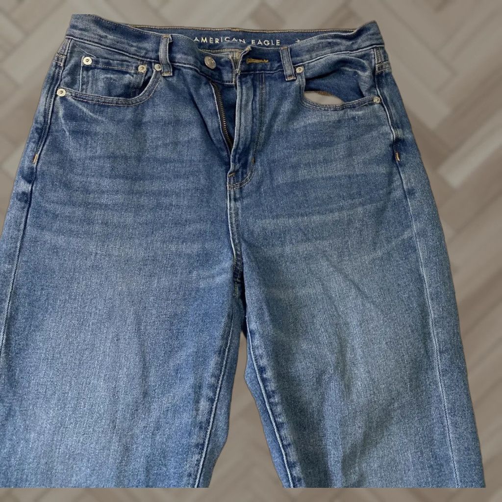 American Eagle Outfitters American Eagle Jeans Women’s 30w Denim Distressed Light Wash/25.5-28-6 Mom Jea ns Womens (Regular) Size 30" / US 8 / IT 44 - 1 Thumbnail
