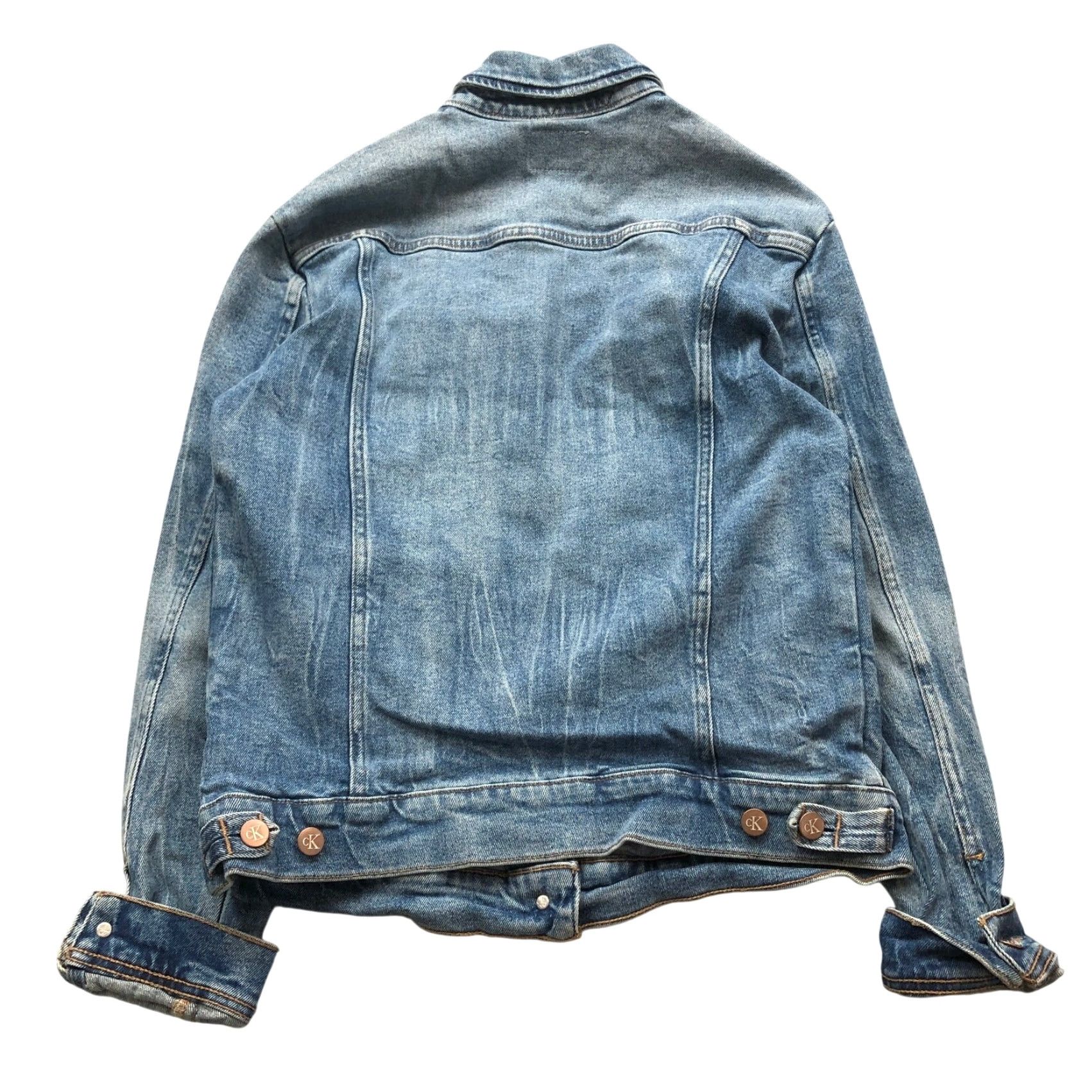 Calvin Klein Calvin Klein Light Wash Trucker Denim Jean Jacket Womens Small Button Logo Blue Jacket Logo Pockets Size 28" / US 6 / IT 42 - 4 Thumbnail