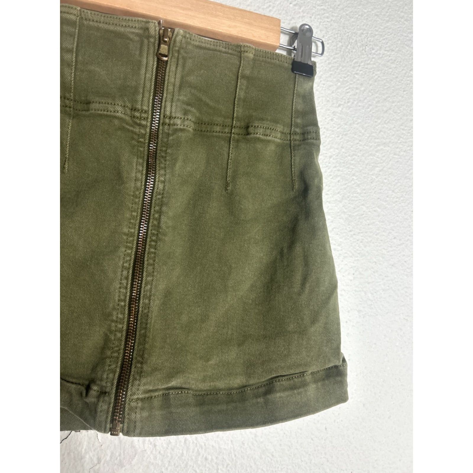 Free People Free People Skirt Mini Womens 26x14 Army Green Zip Pocket Distressed All Seasons 90s Bohemian Festival Rock Band Modern Coastal Cowgirl Size 26" / US 2 / IT 38 - 3 Thumbnail
