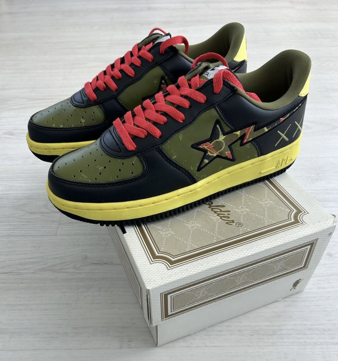 Bape × Kaws VERY RARE OG 2005 A BATHING APE X KAWS BAPESTA Size US 9.5 / EU 42-43 - 8 Thumbnail