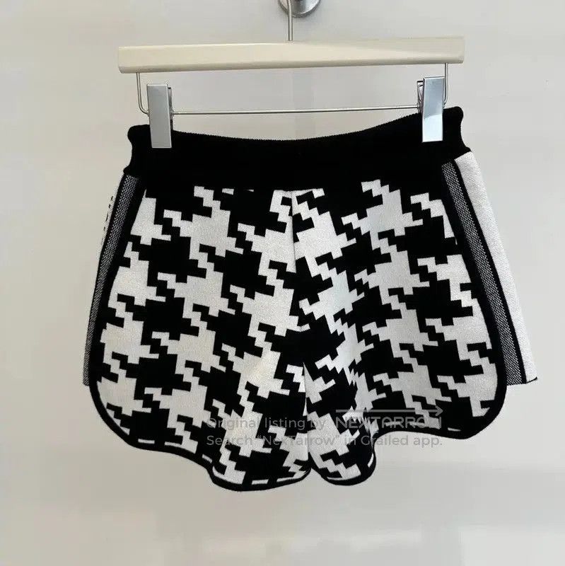 Dior Dior Summer Black and White Houndstooth Shorts . Size 27" / US 4 / IT 40 - 1 Thumbnail