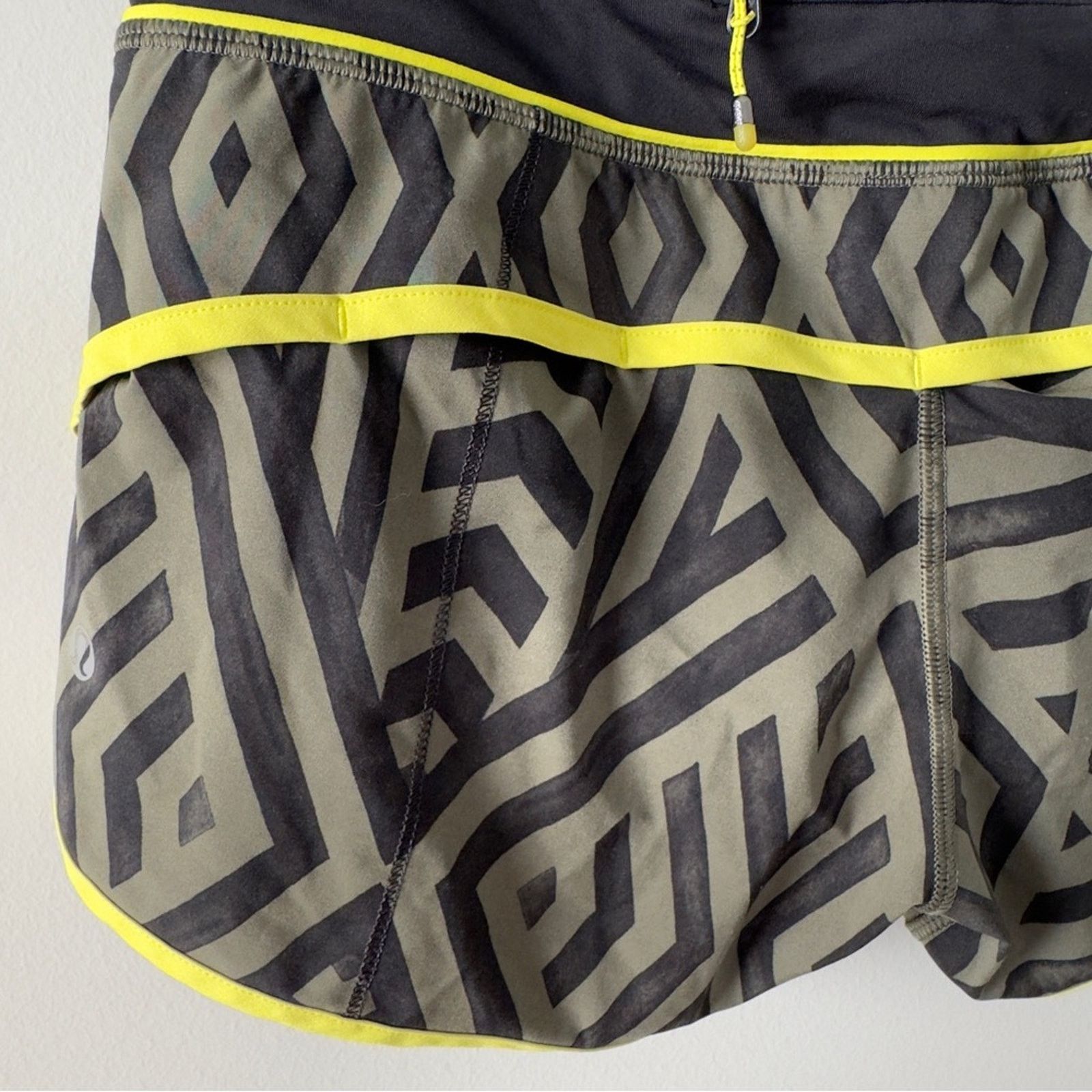 Lululemon Lululemon Run Times Short *4-way Stretch Chevron Shuffle EUC Size 27" / US 4 / IT 40 - 6 Thumbnail