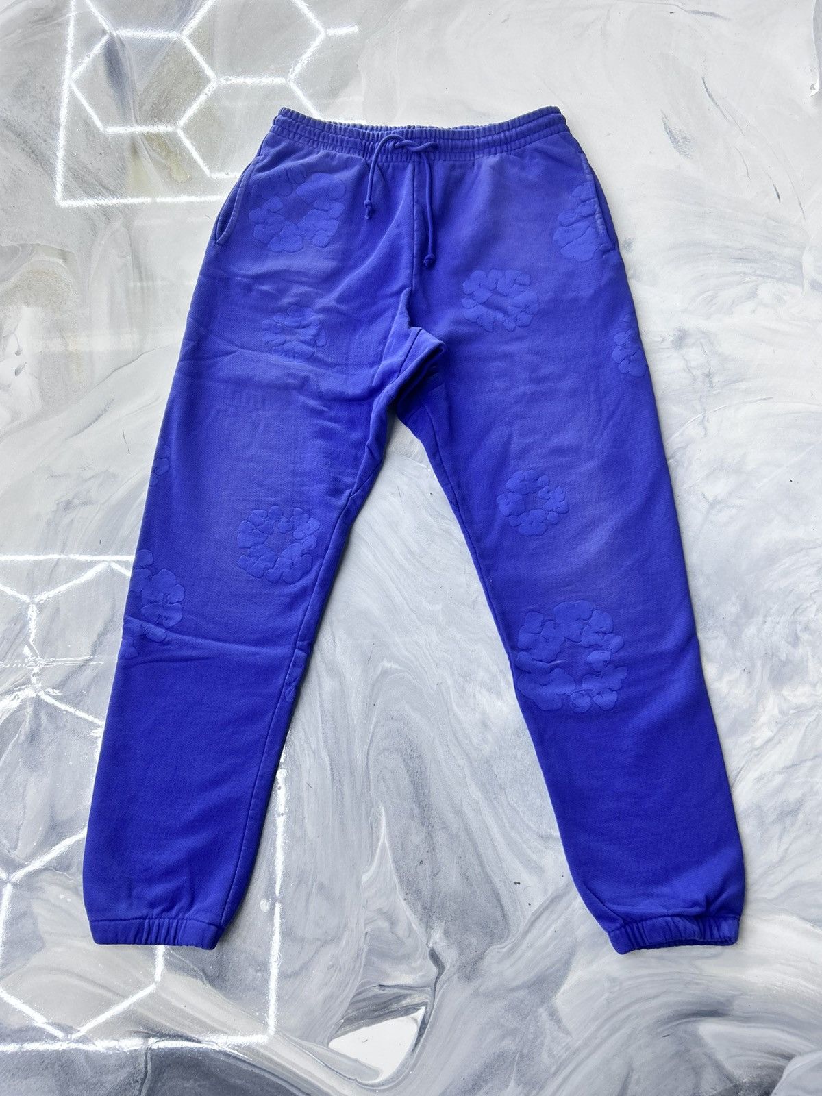 DENIM TEARS Denim Tears Monochrome Cotton Wreath Sweatpants Washed Blue Size US 34 / EU 50 - 1 Thumbnail