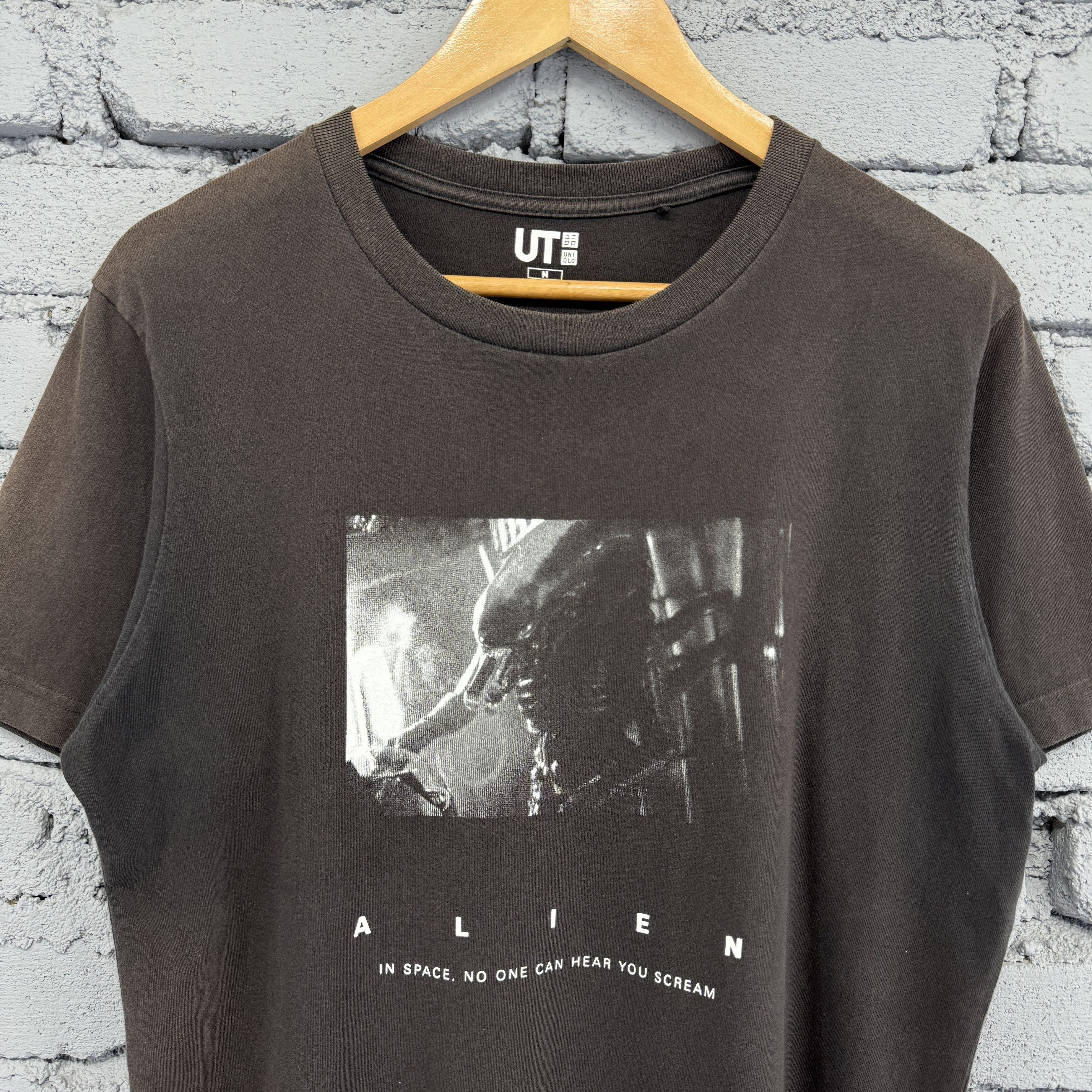 Uniqlo Uniqlo UT Alien Movie Graphic Sunfaded Tshirt Mens Size US M / EU 48-50 / 2 - 3 Thumbnail