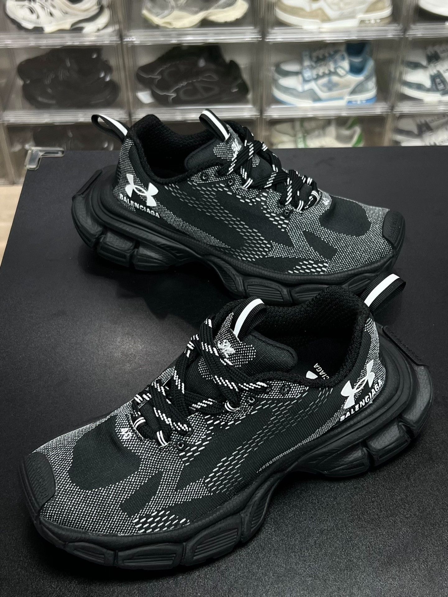 Balenciaga Balenciaga Black Lowtop Sneakers 7 Men Size US 7 / EU 40 - 1 Thumbnail