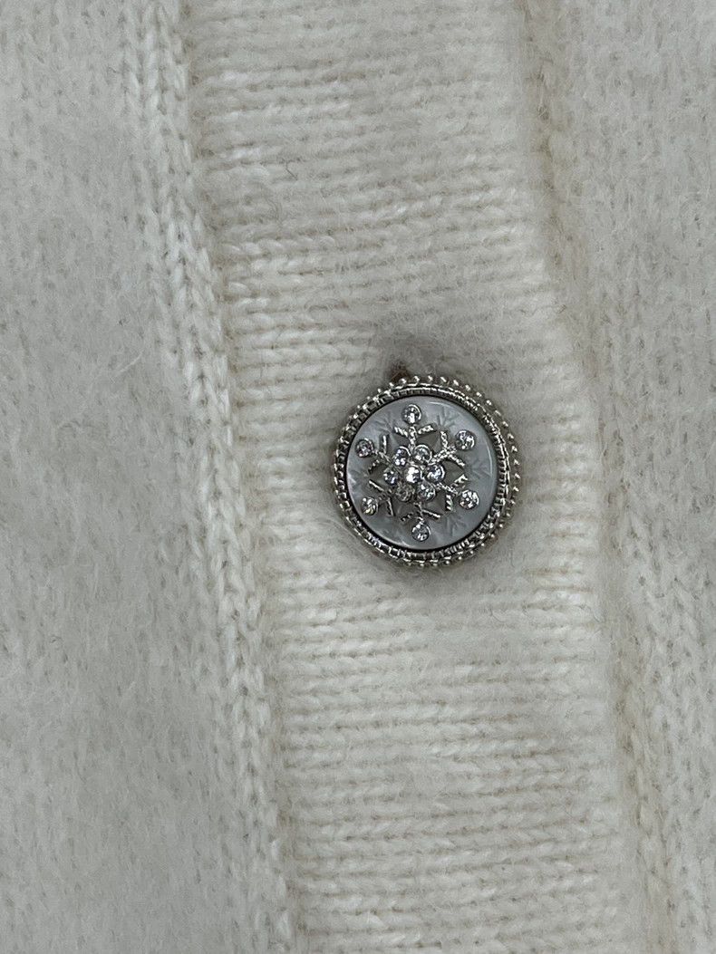 Chanel Snow series white snowflake diamond buckle cashmere