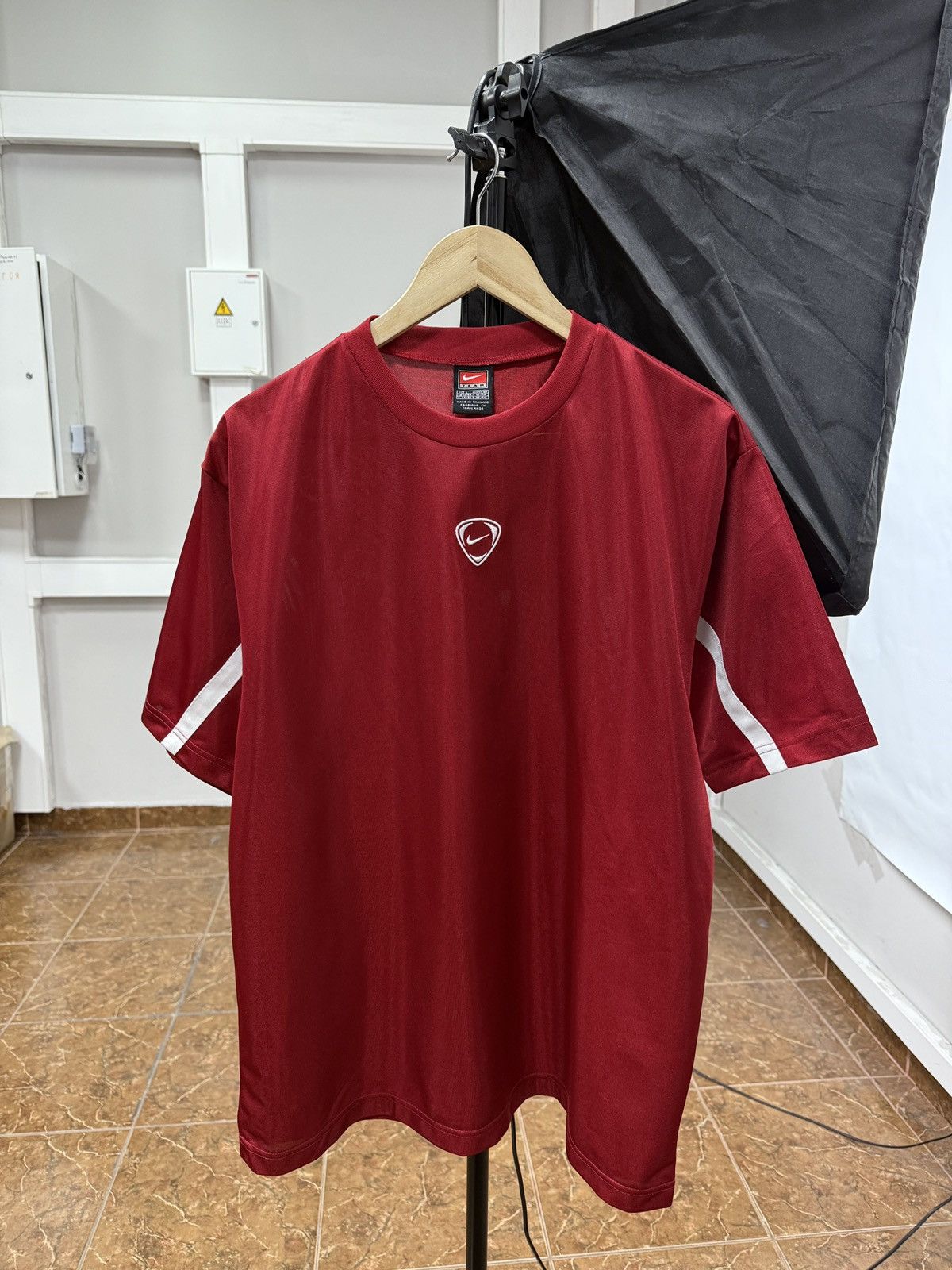 Nike 🇺🇸 Vintage 90s Nike Total Ninety Center Swoosh Retro T-Shirt Size US L / EU 52-54 / 3 - 1 Thumbnail