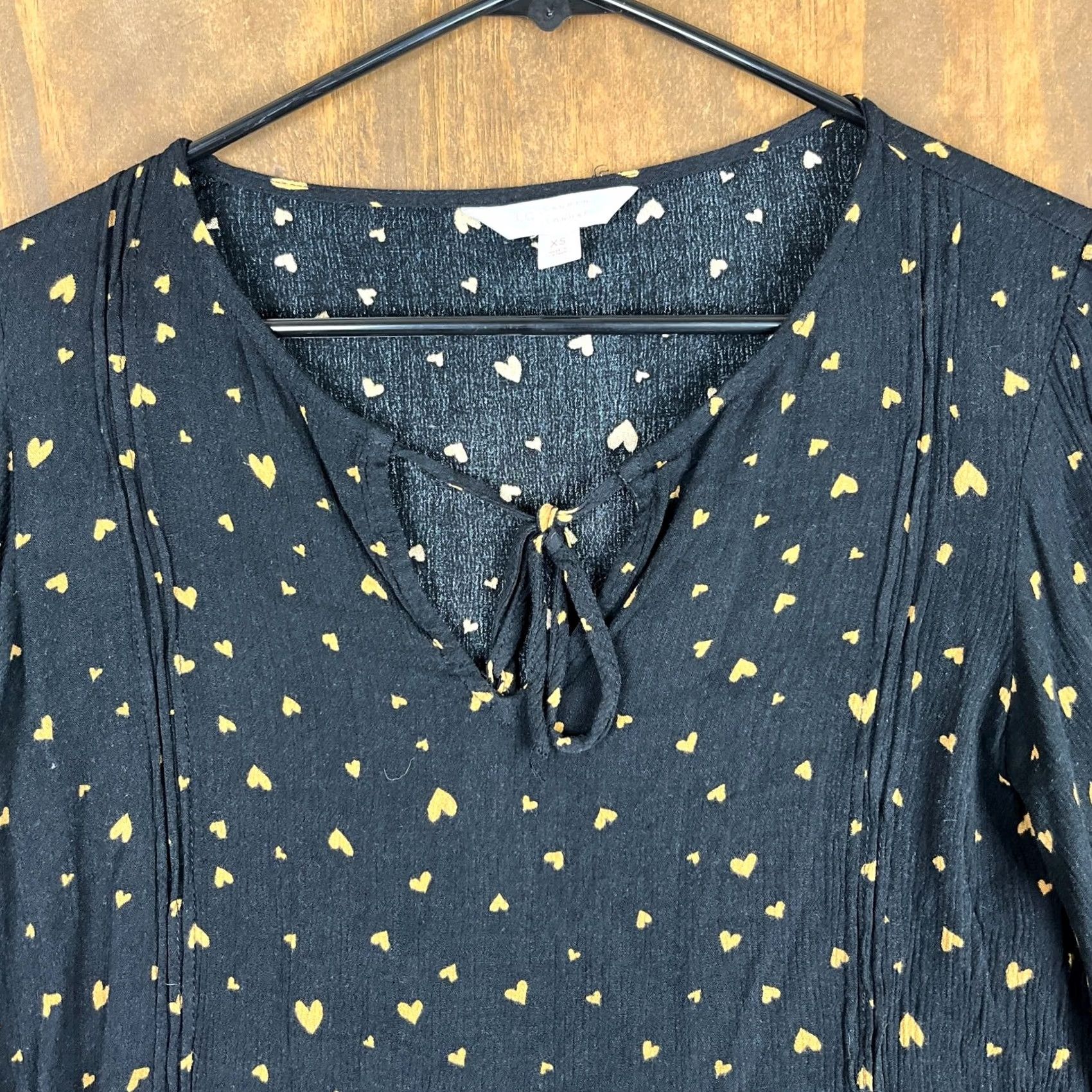 Lauren Conrad Lauren Conrad Blouse Womens Black Gold Hearts V Neck 3/4 Flared Sleeve XS Womens, Blouse, Black, Gold Hearts, V-Neck, 3/4 Sleeve, XS Size XS / US 0-2 / IT 36-38 - 2 Thumbnail