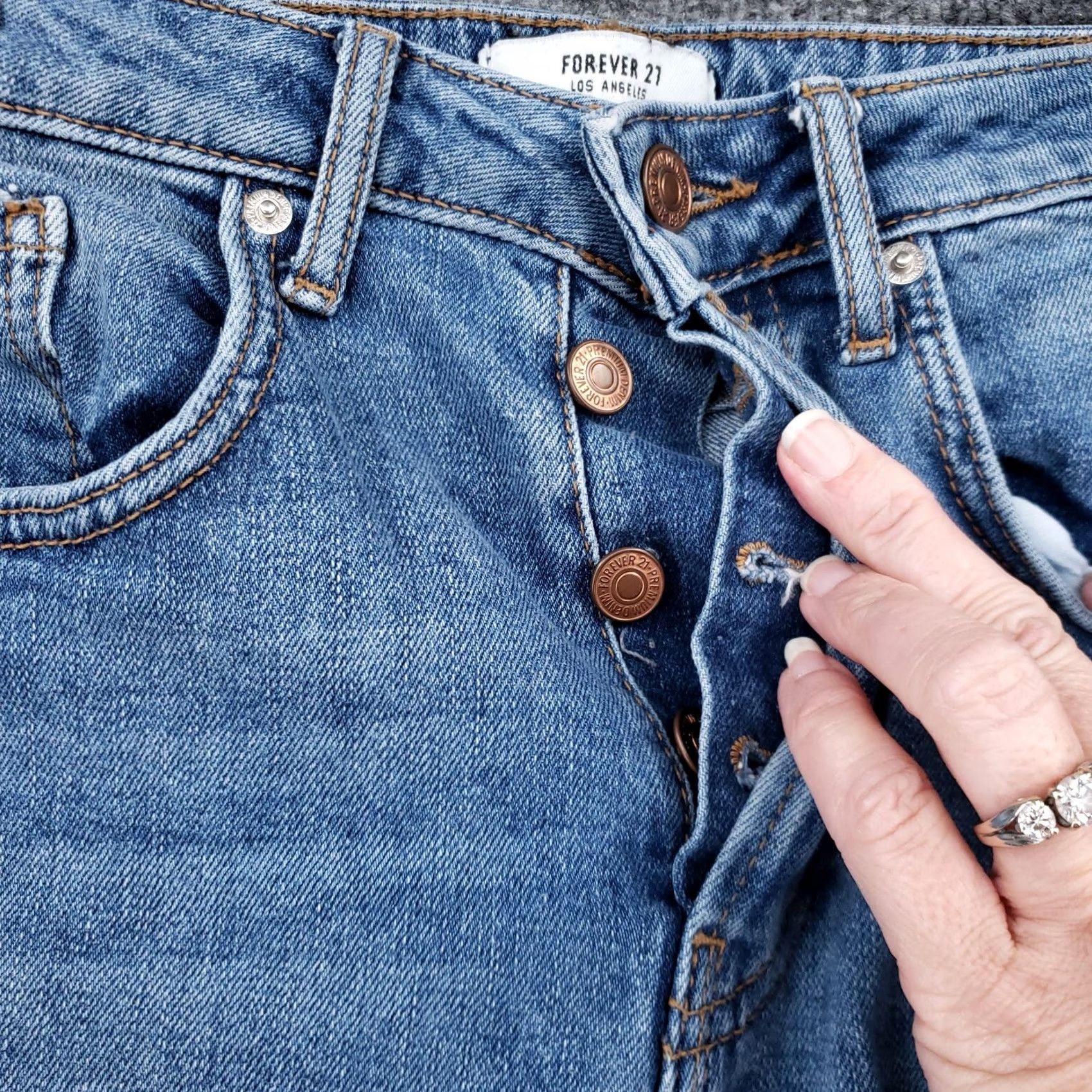 Forever 21 Forever 21 Jeans Womens 26 Blue Denim Mid-Rise Cropped Distressed Rinse Wash Size 26" / US 2 / IT 38 - 7 Thumbnail