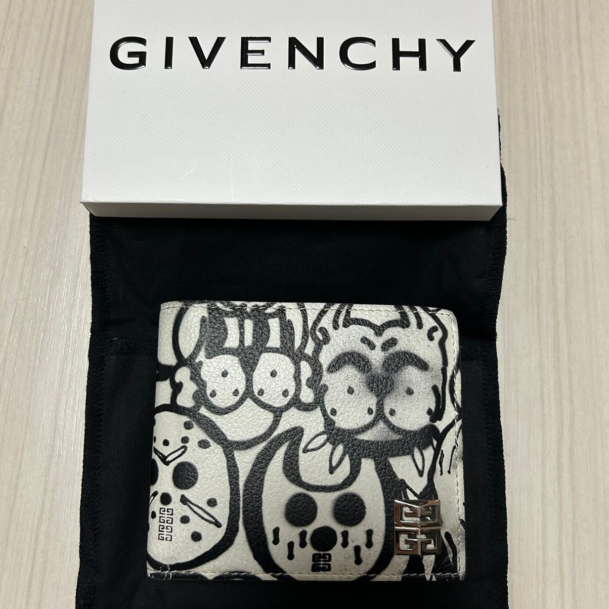 Pre-owned Givenchy Chito Wallet In White