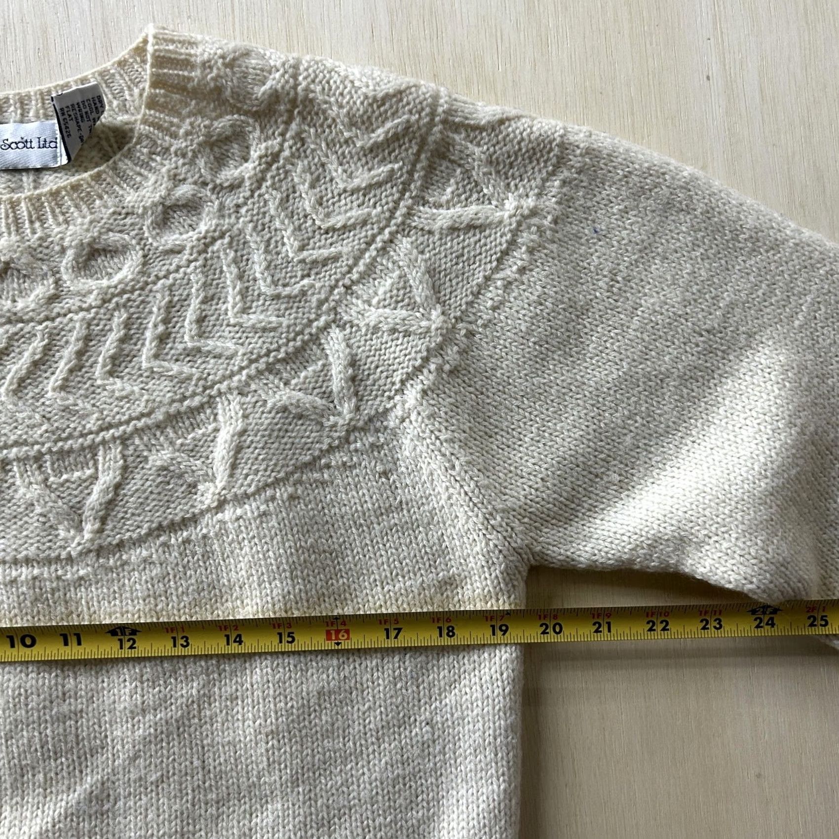 Vintage Vintage Robert Scott Ltd Sweater Womens 36 White Cable-Knit Wool Pullover Crew Neck Pullover Knit Size 36 Womens Cushioned Warm Casual Fall Winter Size XS / US 0-2 / IT 36-38 - 3 Thumbnail