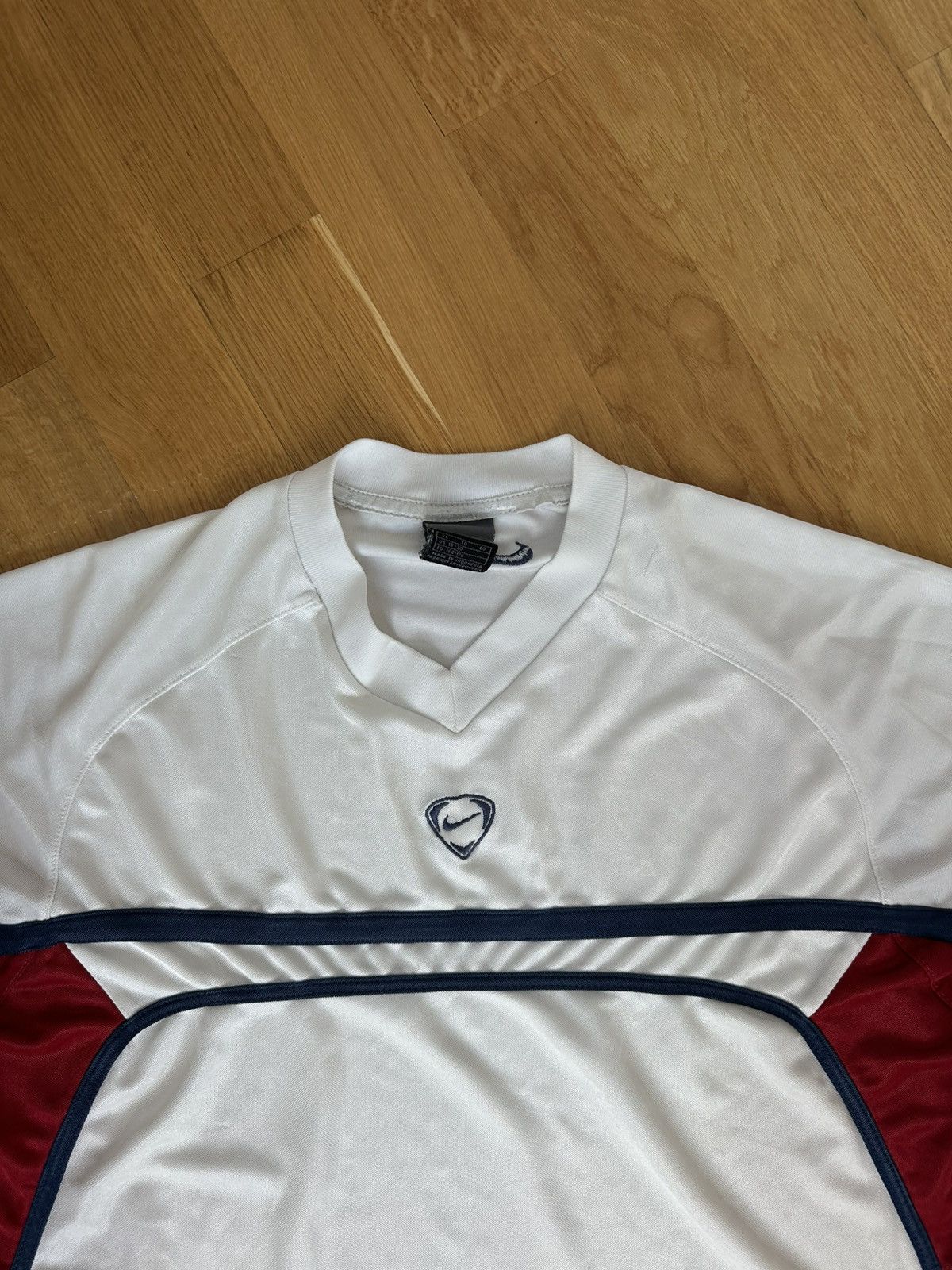 Nike Vintage Nike T-shirt Centre Logo White Size US L / EU 52-54 / 3 - 9 Thumbnail