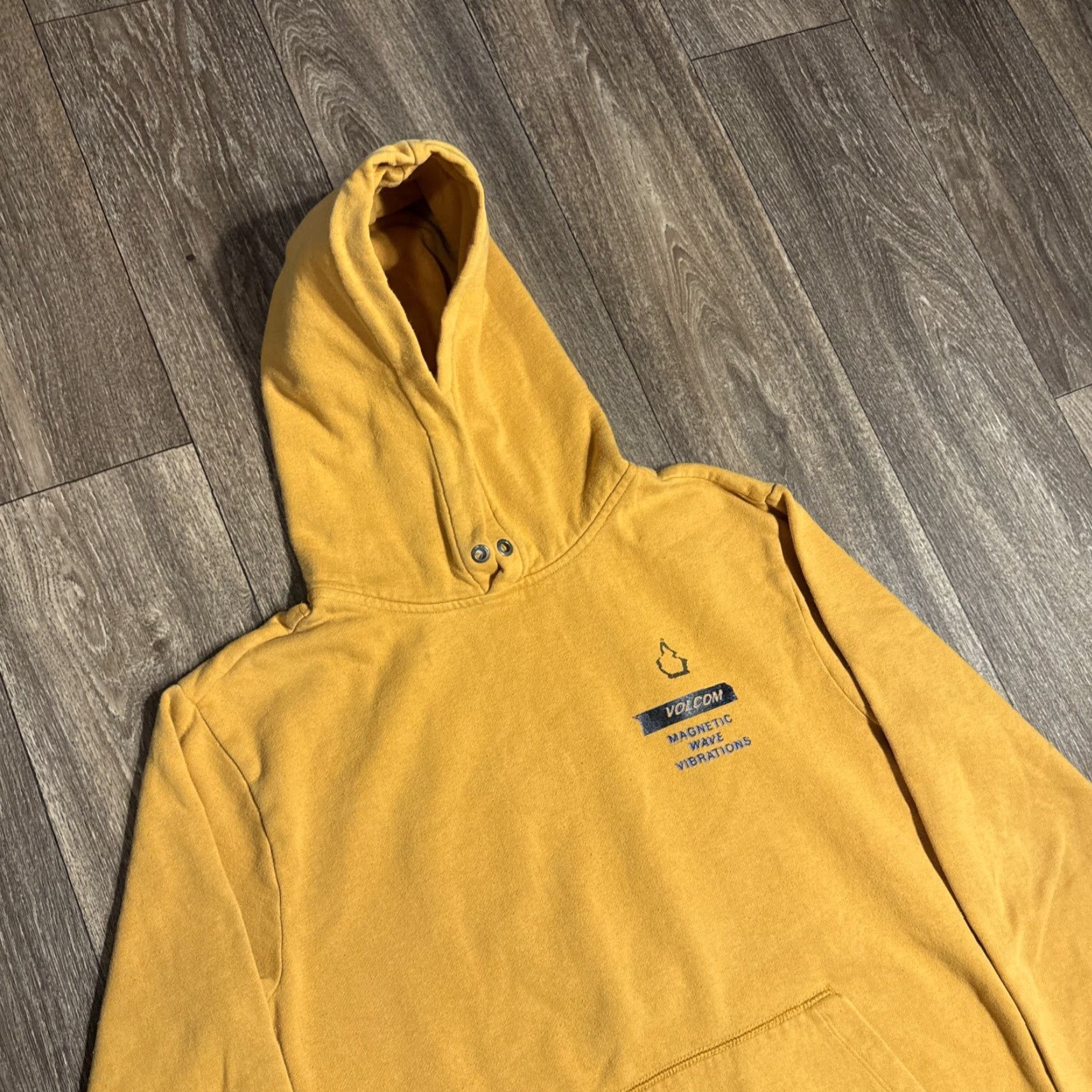 Volcom VINTAGE Volcom Magnetic Wave Operations Double Sided Yellow Hoodie Sweatshirt Mens M Yellow Pullover Skate Surf 90s Size US M / EU 48-50 / 2 - 4 Thumbnail