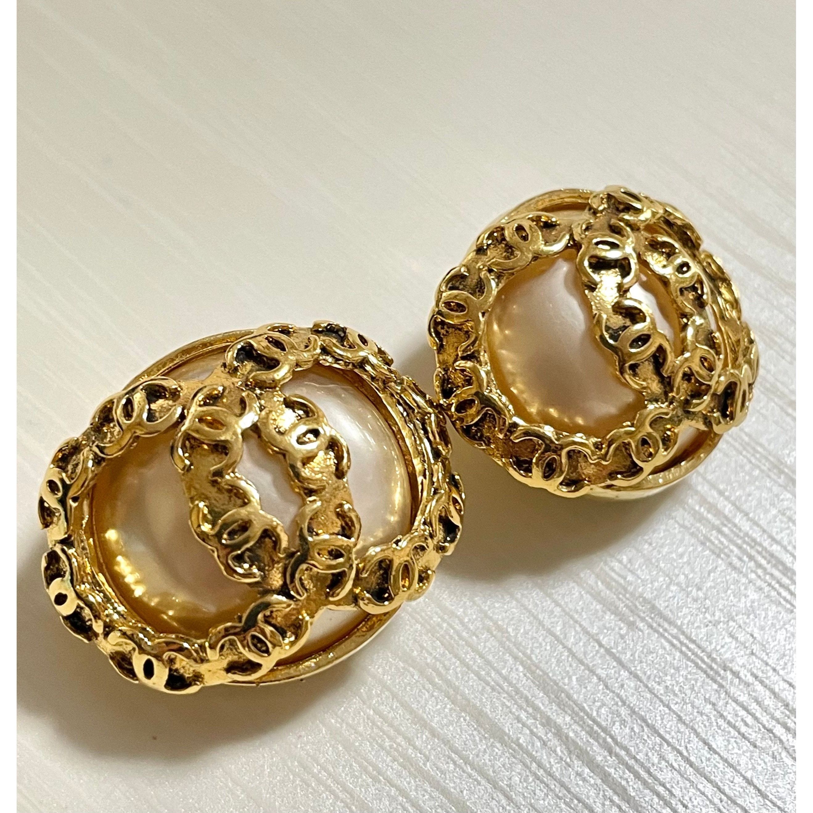 Chanel Vintage CHANEL large golden faux pearl CC earrings Size ONE SIZE - 2 Thumbnail