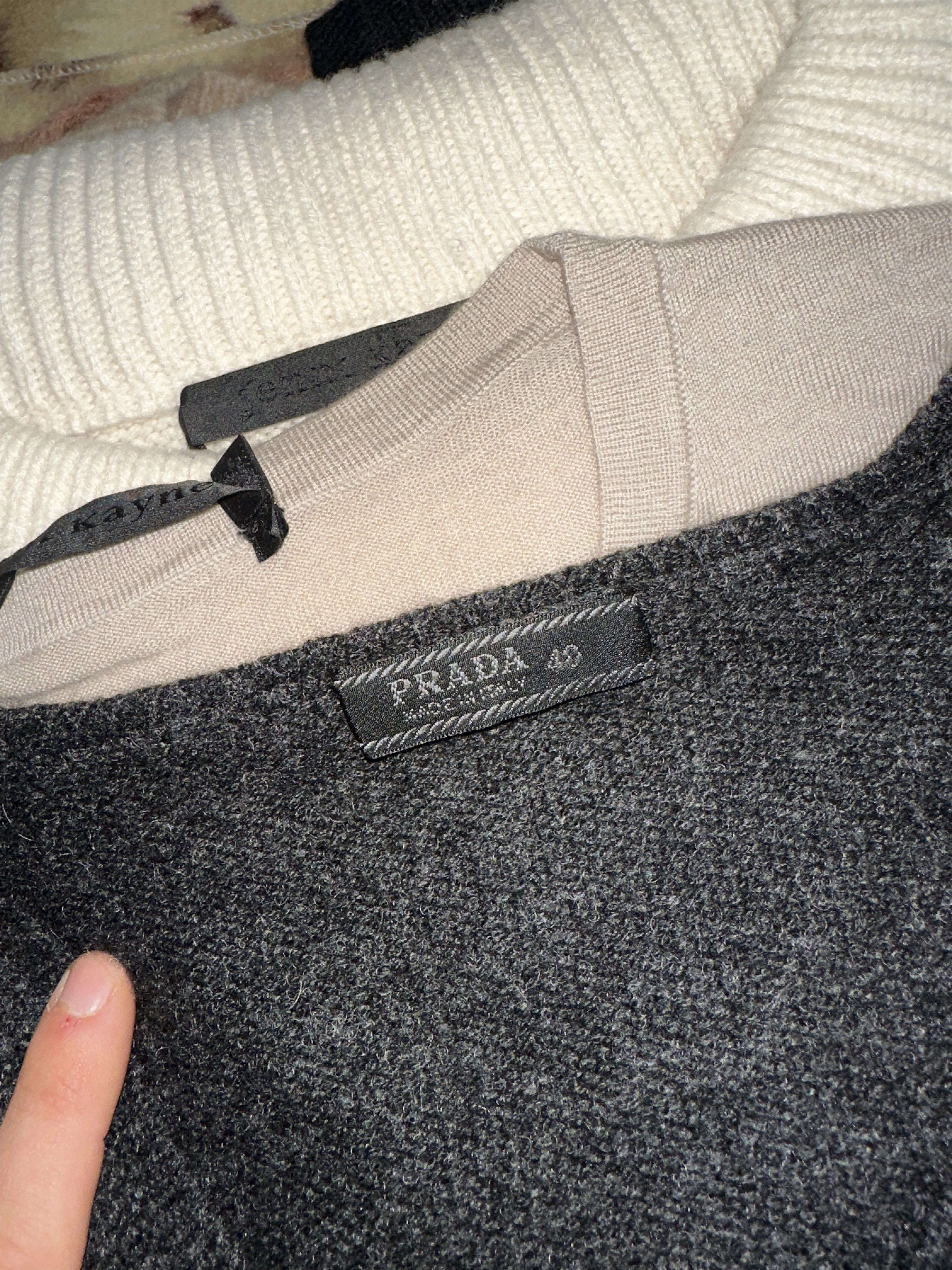 Prada Prada 100% Cashmere V-Neck Slim Knit Sweater Size 40 IT Size S / US 4 / IT 40 - 3 Thumbnail