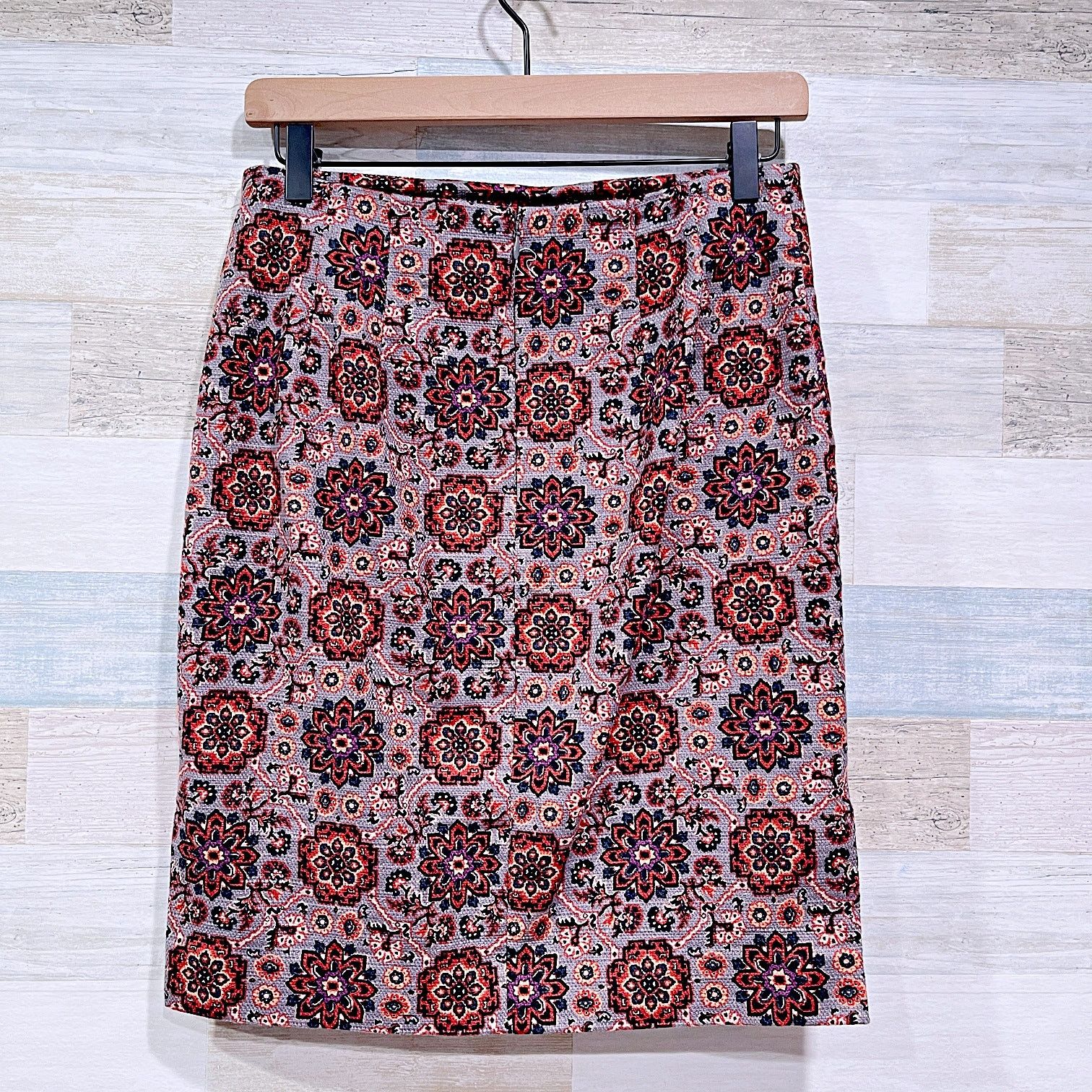 Loft LOFT Double Slit Tapestry Skirt Gray Red Womens 4P Size 27" / US 4 / IT 40 - 3 Thumbnail