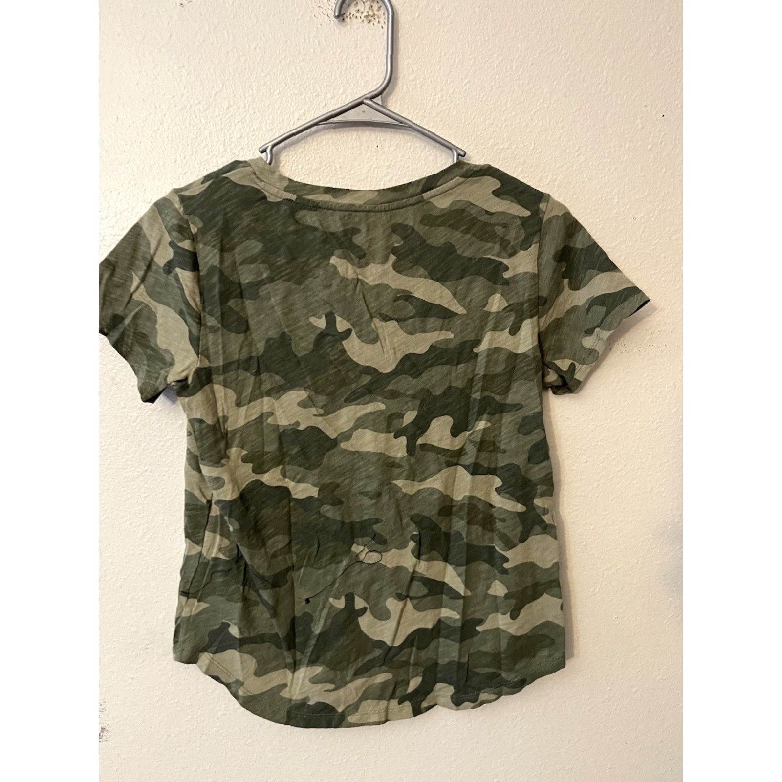 Old Navy Old Navy Everywear Womens Green Camo 100% Cotton V Neck Short Sleeve Shirt XS Size XS / US 0-2 / IT 36-38 - 3 Thumbnail