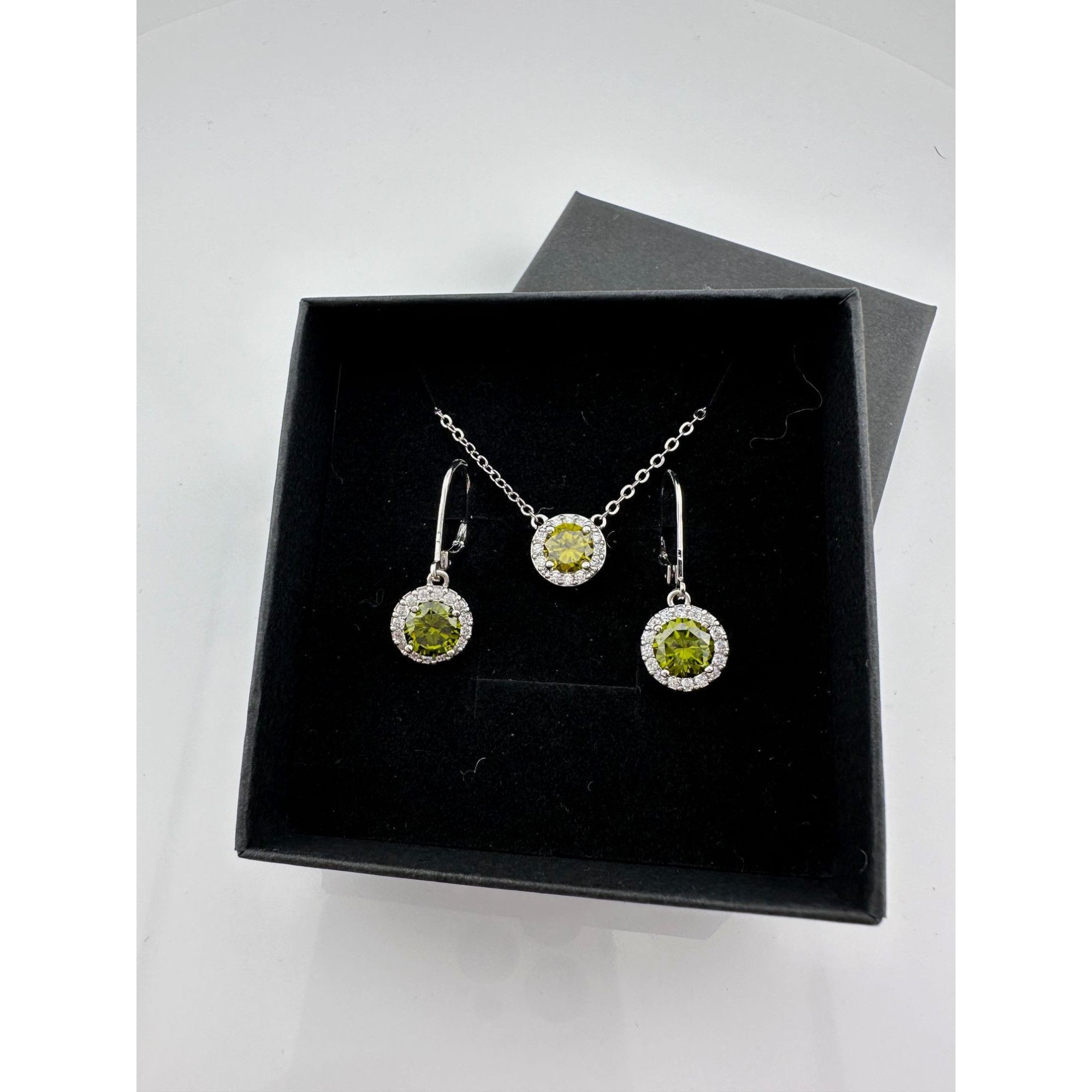 Other Beautiful Green Peridot & White Topaz Round Halo Necklace an Size ONE SIZE - 23 Thumbnail