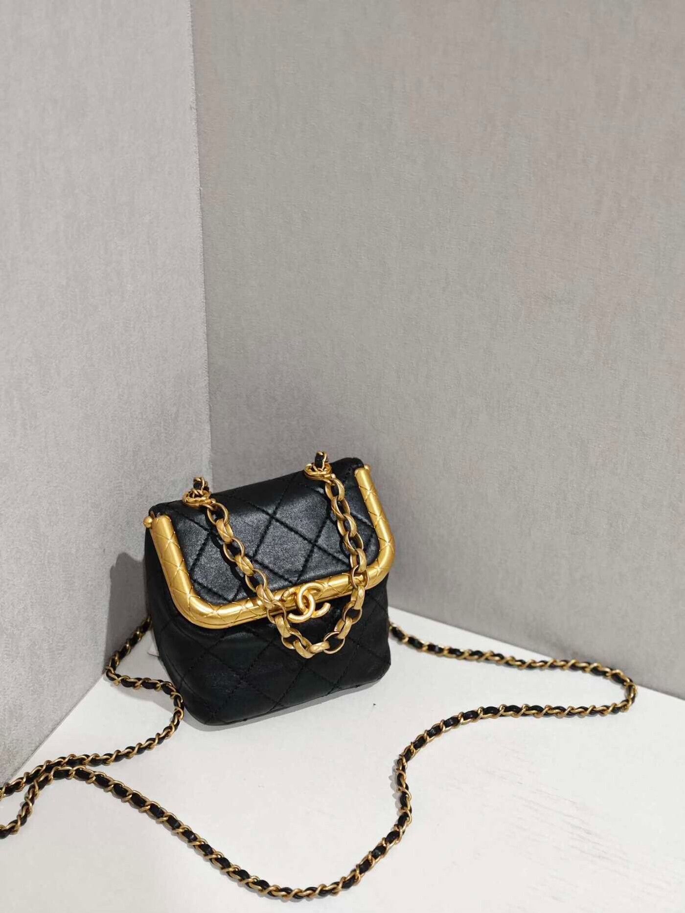Chanel Pre-loved Bag Very good condition Size ONE SIZE - 1 Thumbnail
