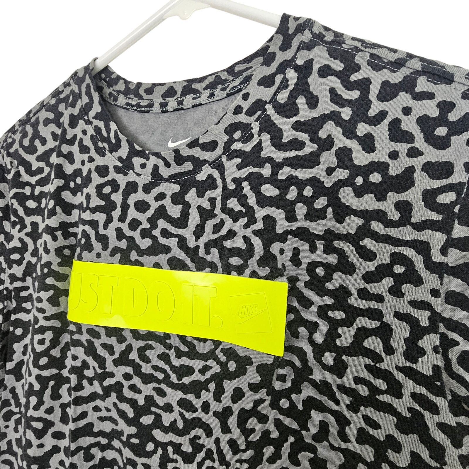 Nike Nike Mens Animal Print Rubber Box Logo Patch Tee Sz S Sports Size US S / EU 44-46 / 1 - 5 Thumbnail