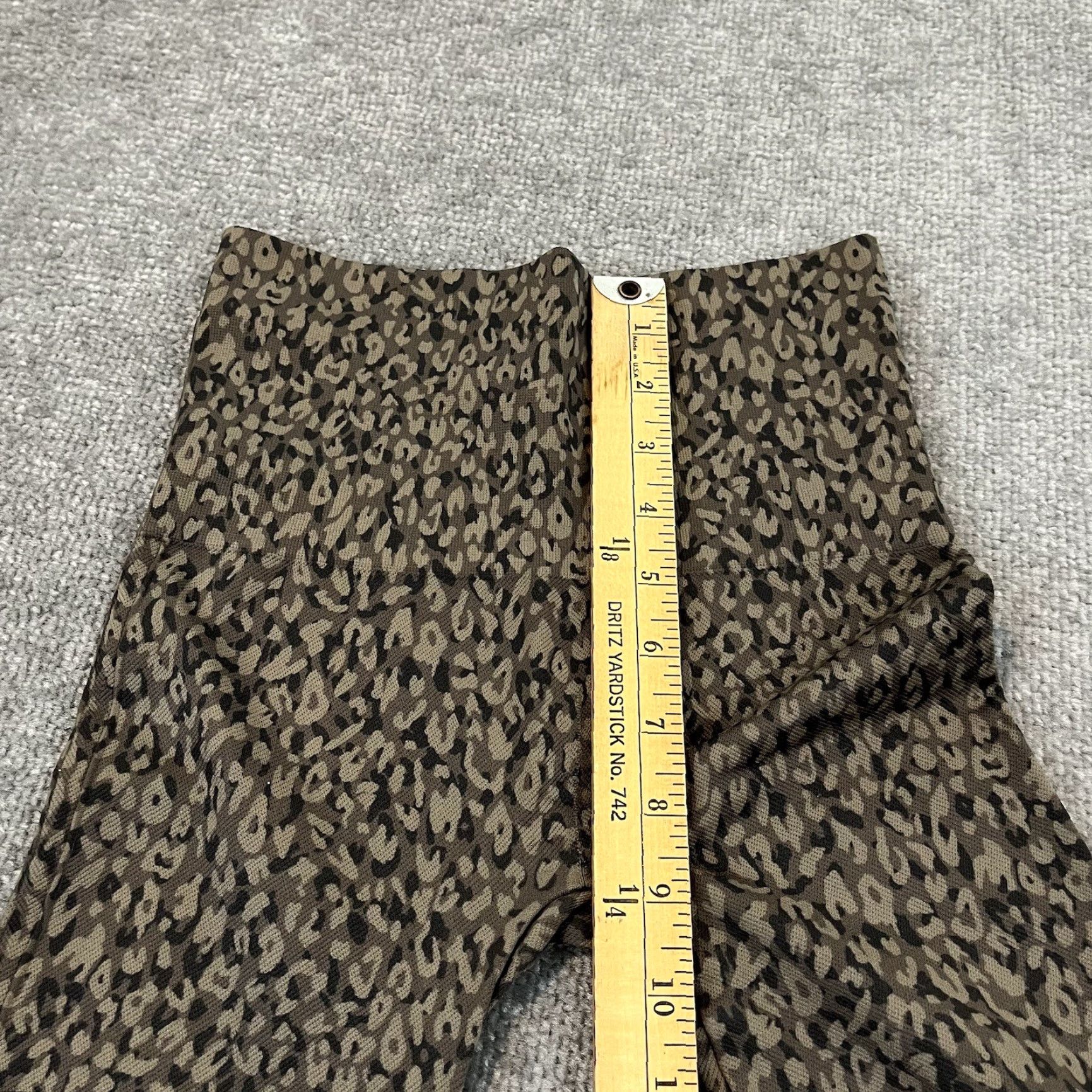 Spanx SPANX Leggings Women Small Look at Me Now Capris Leopard Print Yoga Gym Capris Size 40" / US 18 - 6 Thumbnail